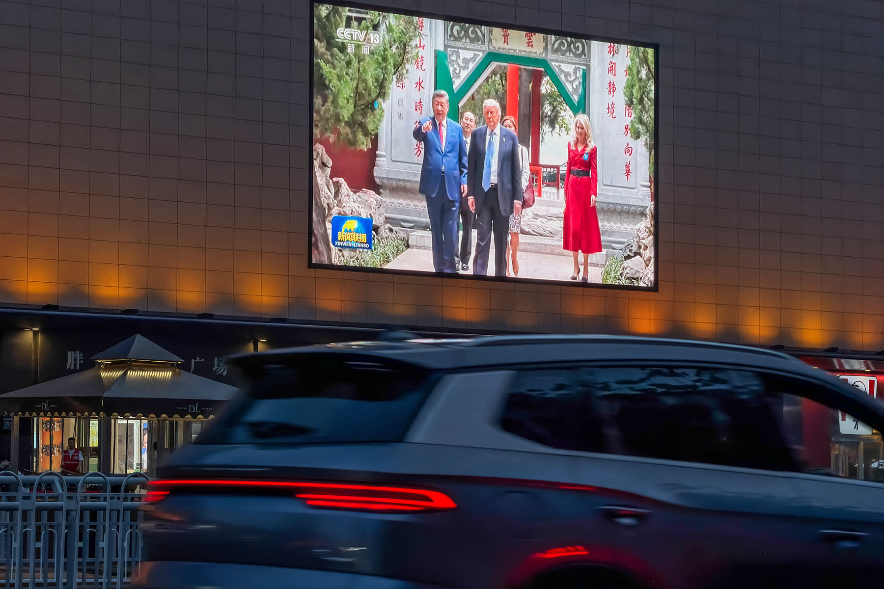 Shopping Mall Screen Broadcasts Xi Jinping And Donald Trump Tour In Zhongnanhai In Xuchang