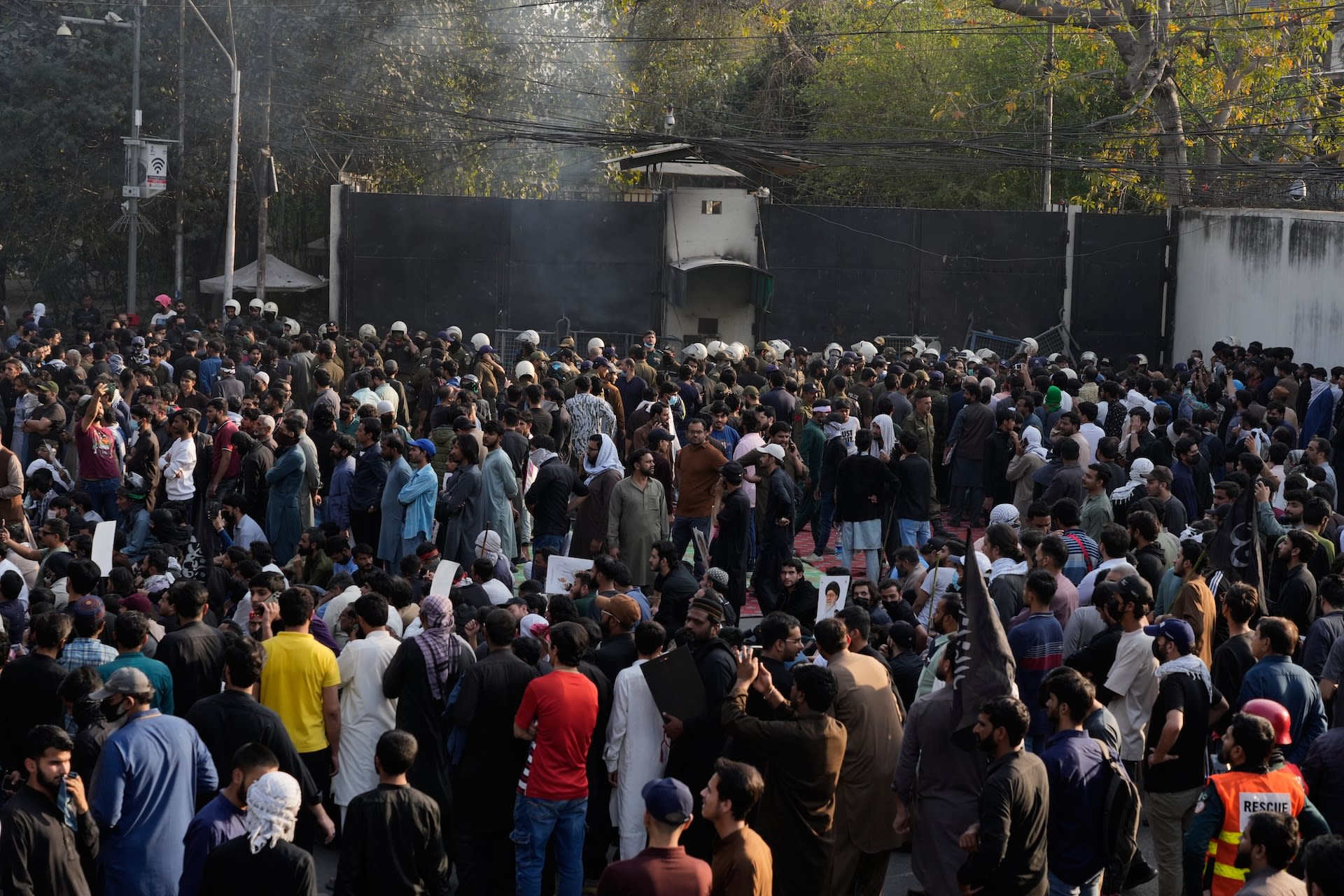 Musulmanes chiítas se manifestaron contra EE.UU. en Lahore, Pakistán, el domingo.