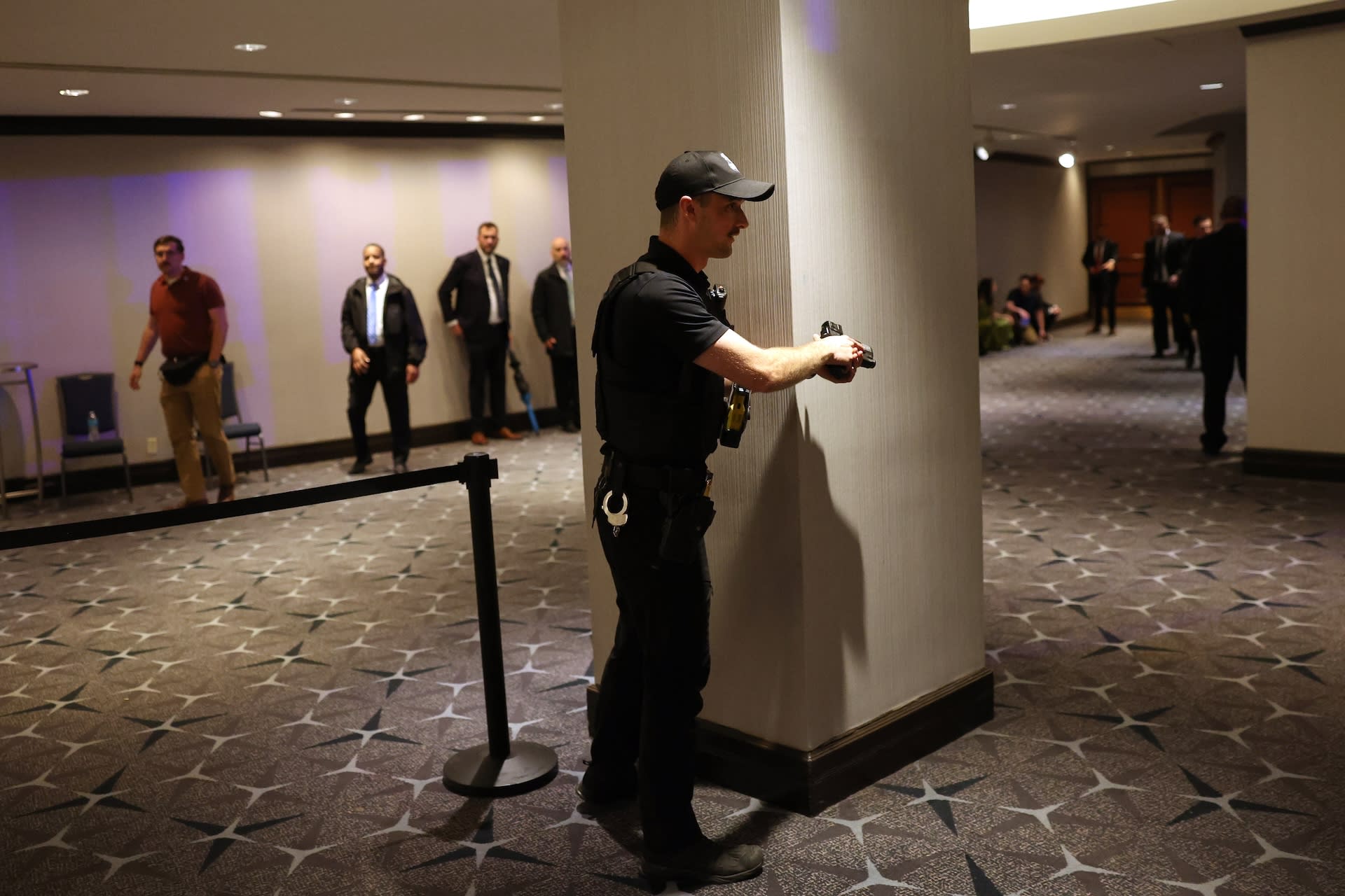 Un policía reacciona al incidente en el hotel Hilton en Washington, D.C.