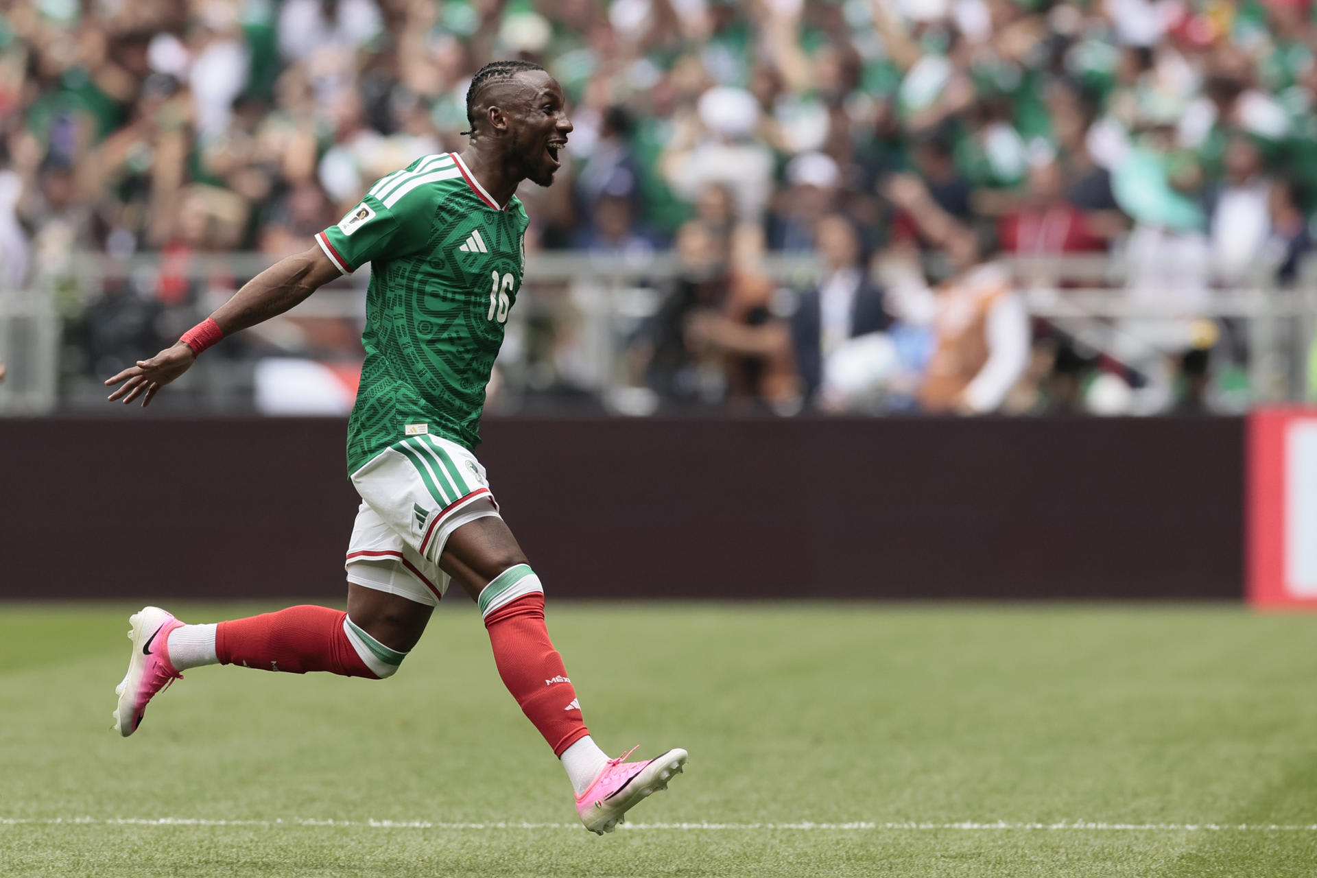 Julián Quiñones celebrates his goal