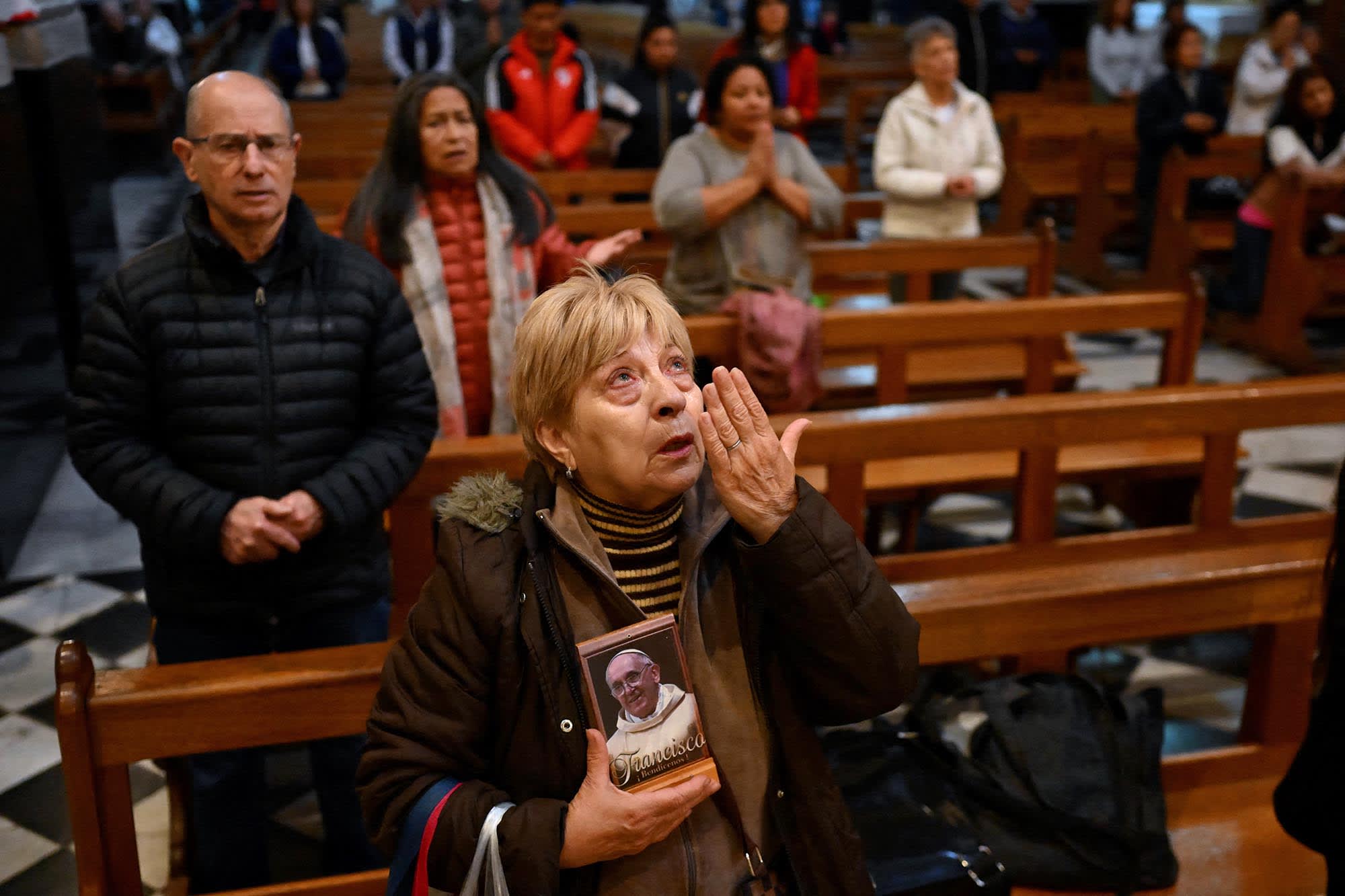 Rhe faithful pray at Basilica San Jose de Flores in Buenos Aires on April 21, 2025