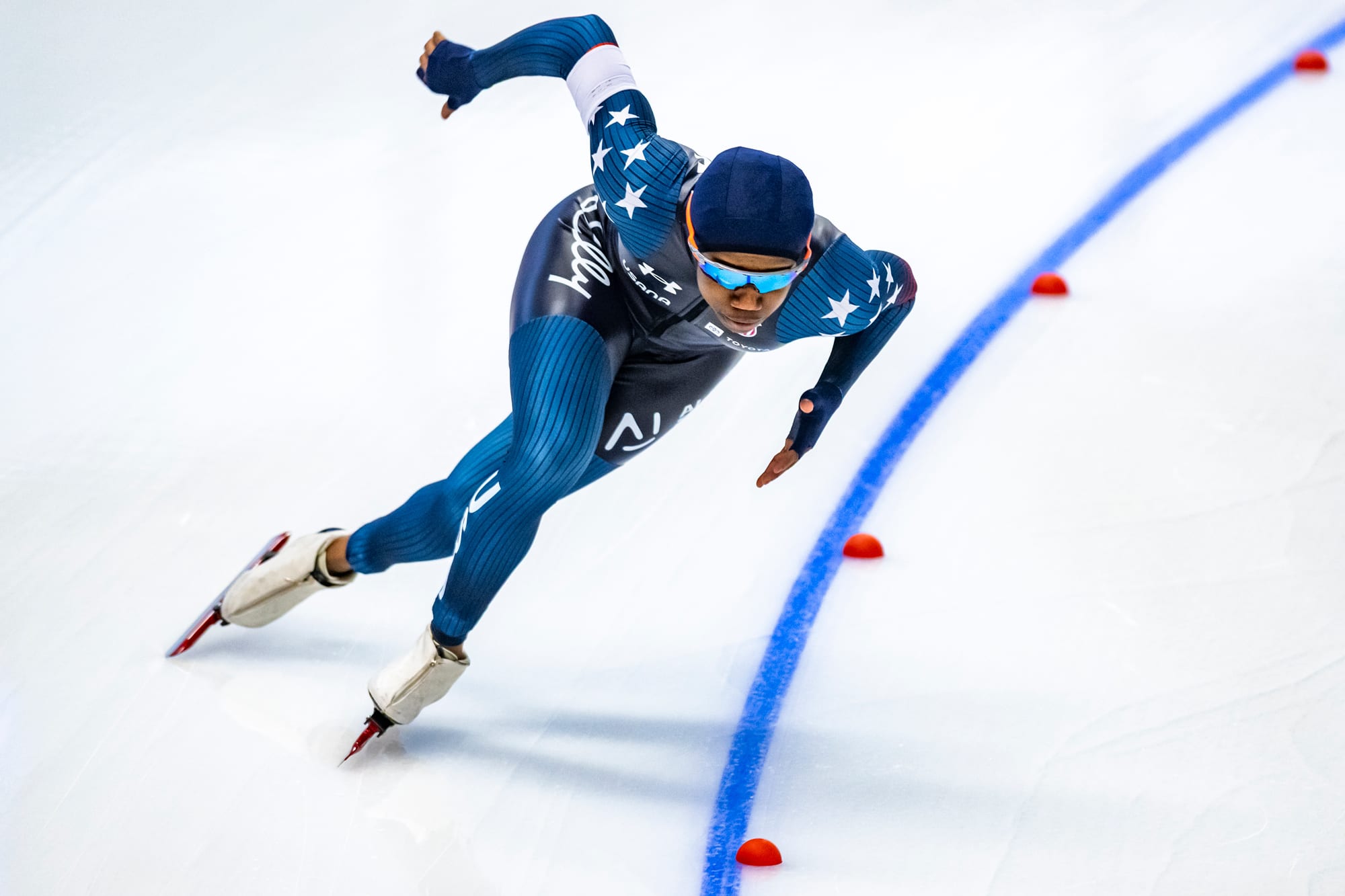 Erin Jackson skates in an ice skating rink
