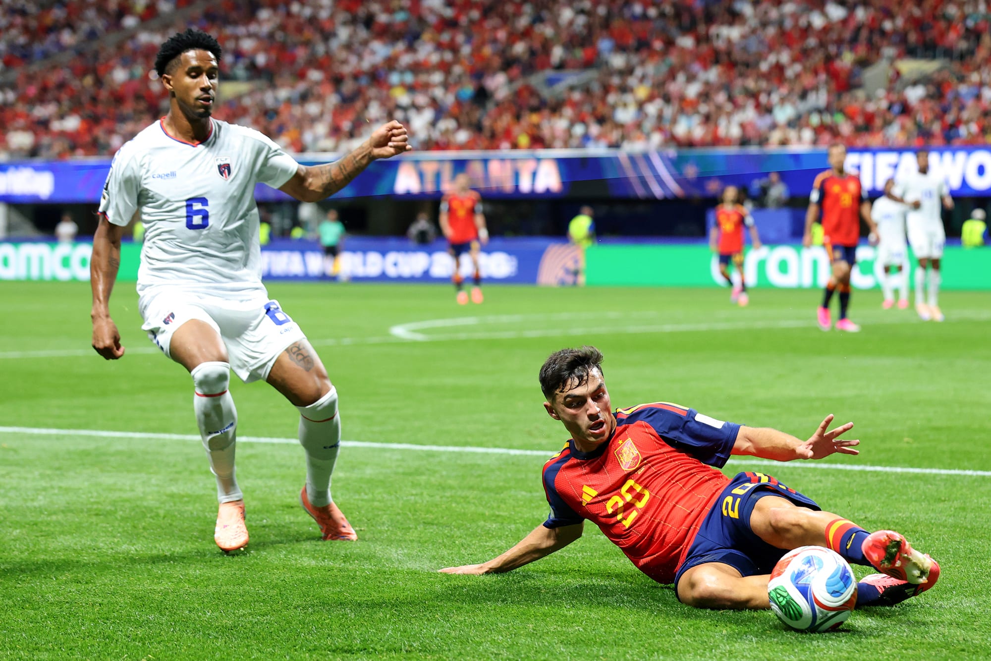 Pedro González López controls the ball under pressure from Kevin Pina