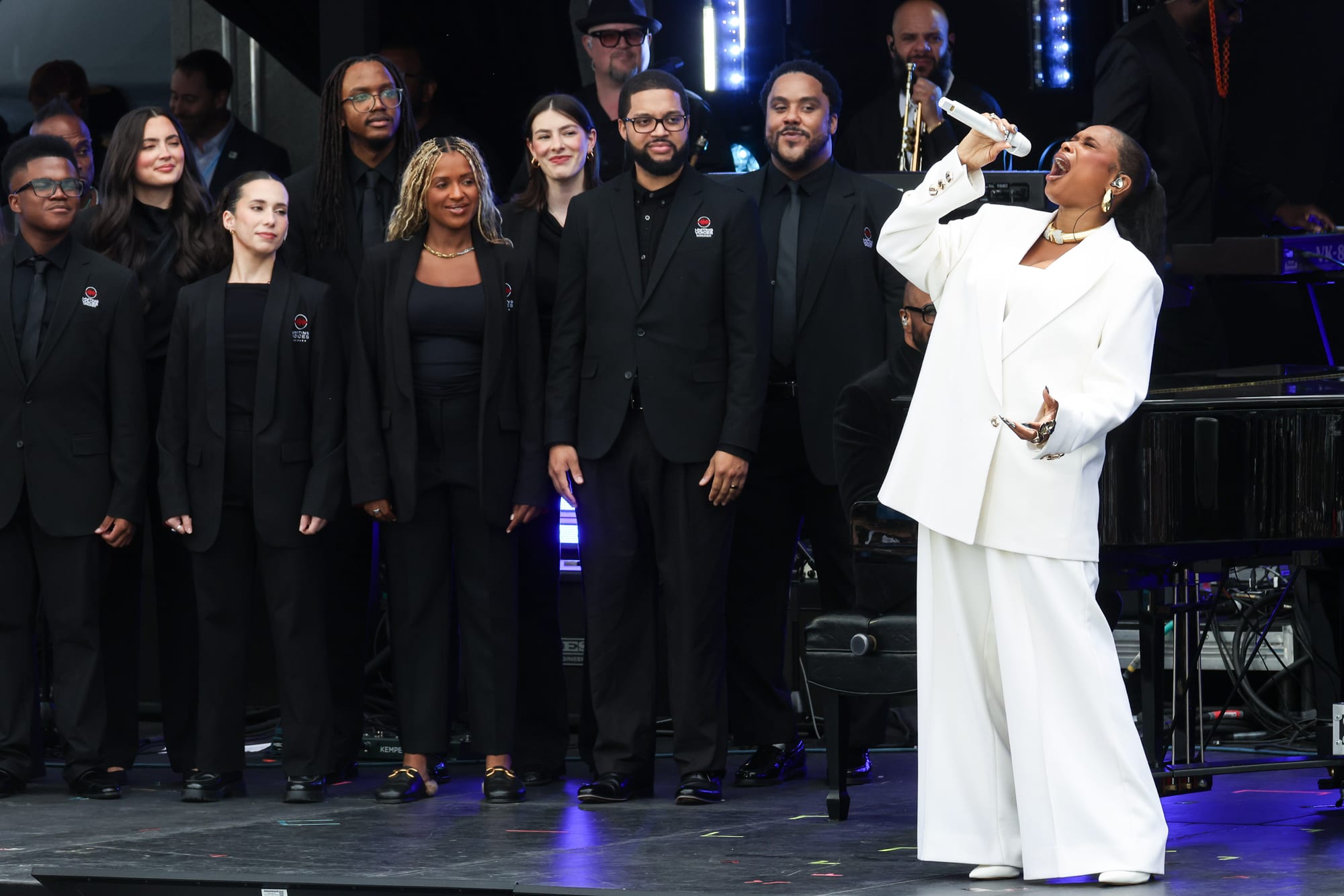 Jennifer Hudson sings on stage