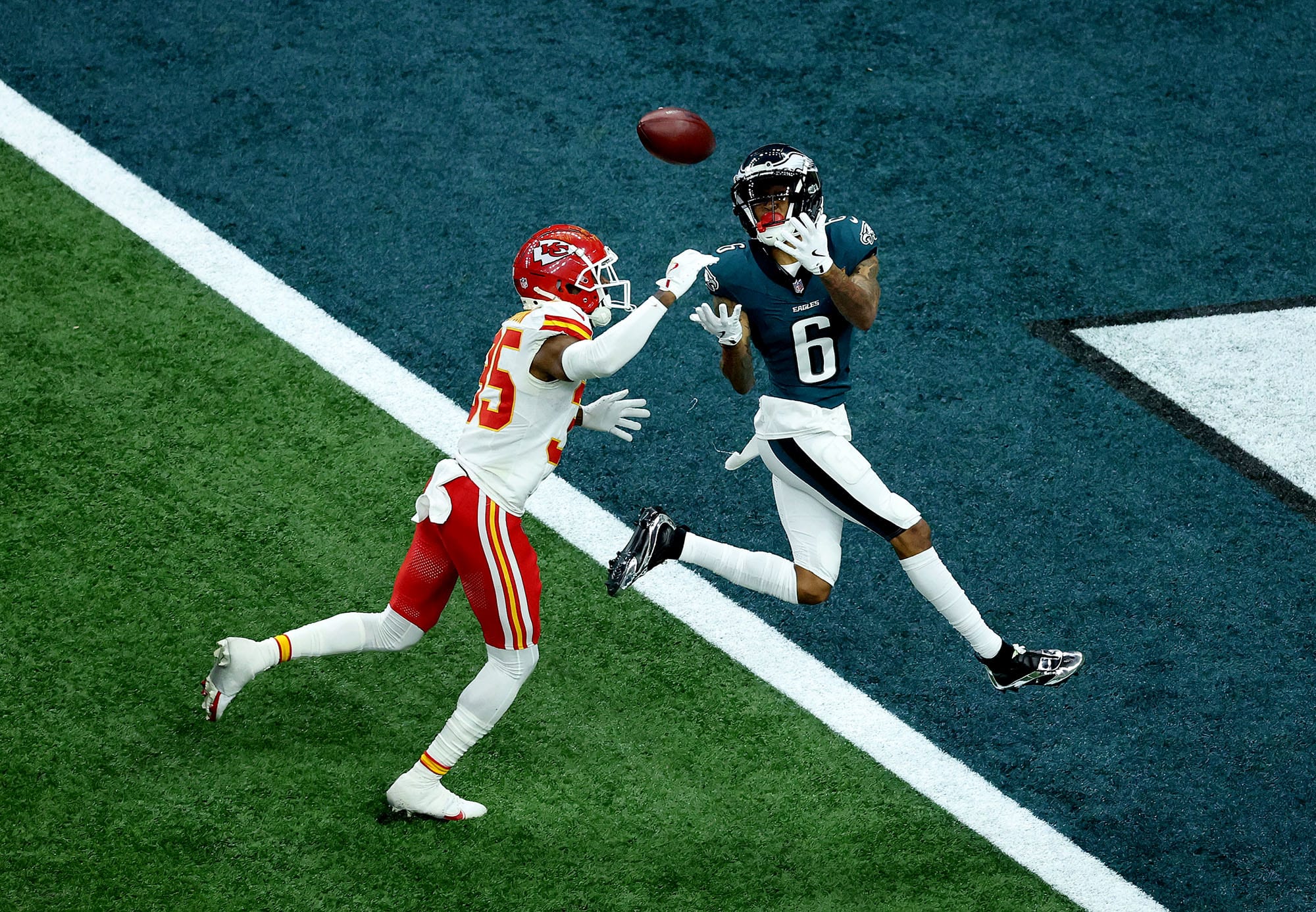  DeVonta Smith catches a pass for a touchdown in the third quarter