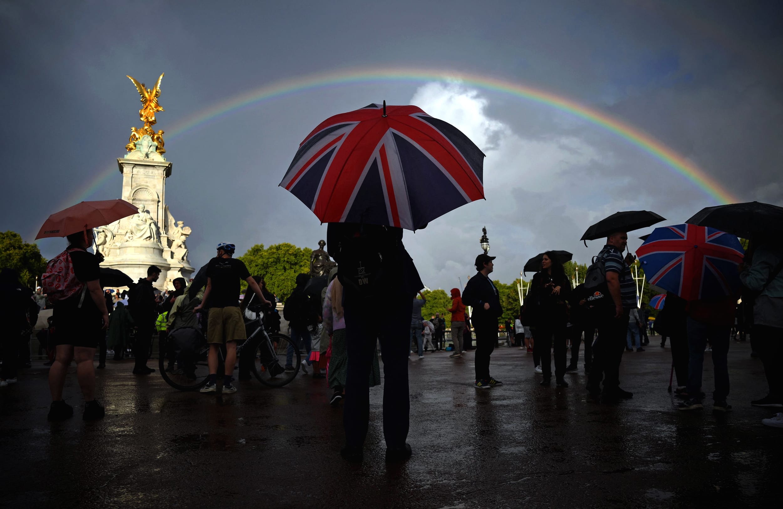 Image: Mourners gather near Buckingham Palace in London on Sept. 8, 2022.