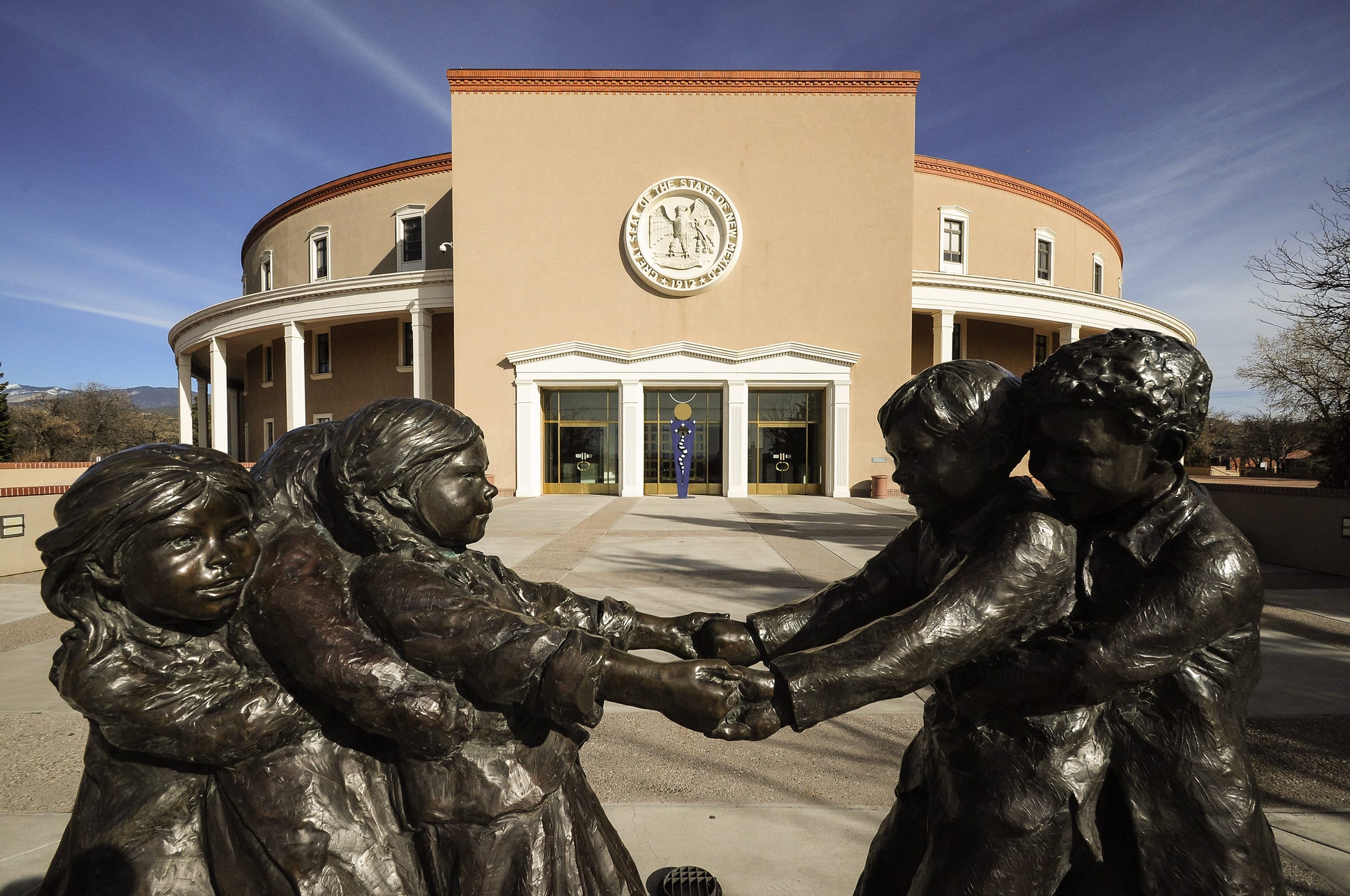 The round exterior of the New Mexico State capitol building.