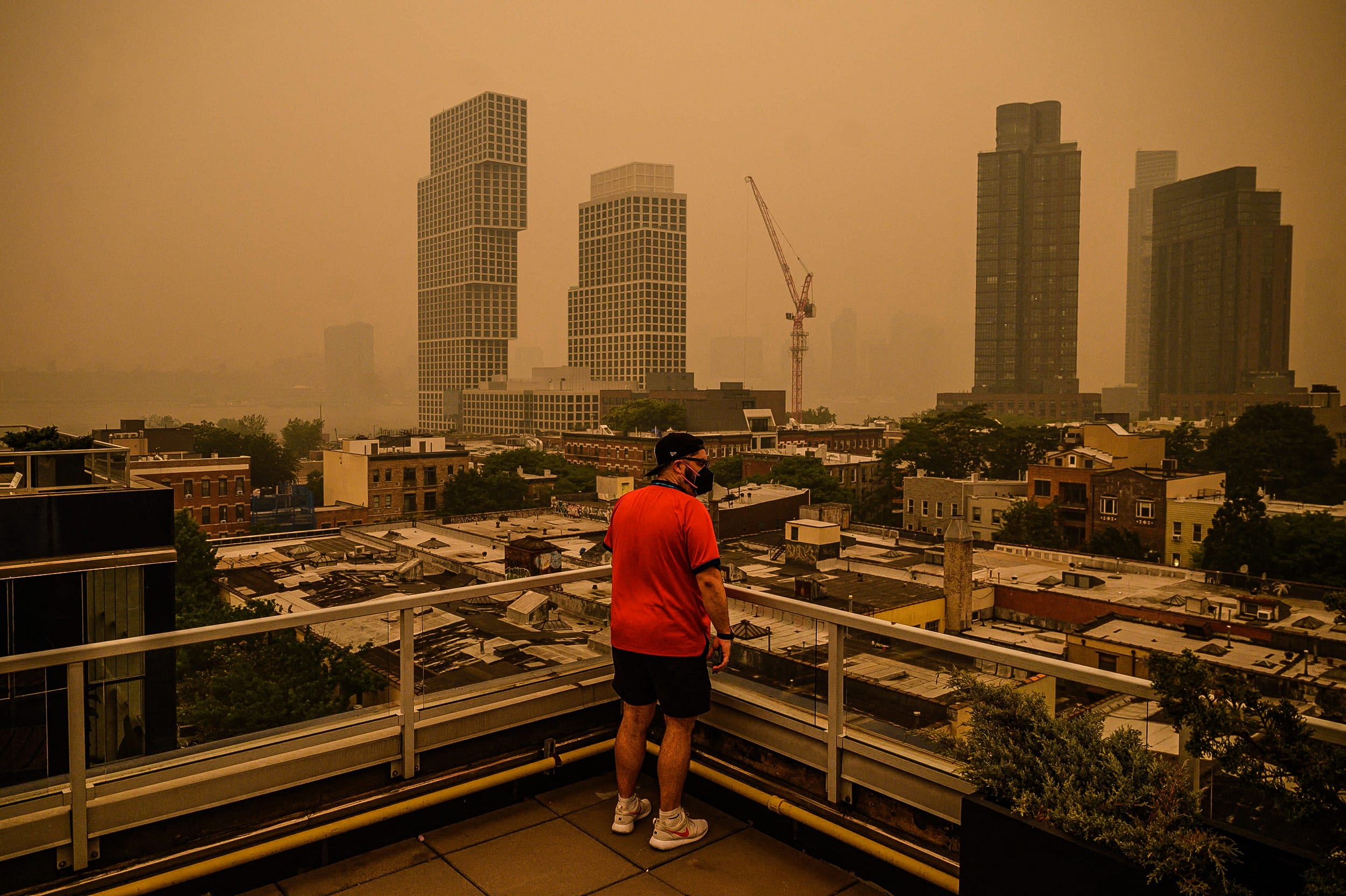 Image: Heavy smog covers the skylines of the boroughs of Brooklyn and Manhattan in New York on June 7, 2023. 