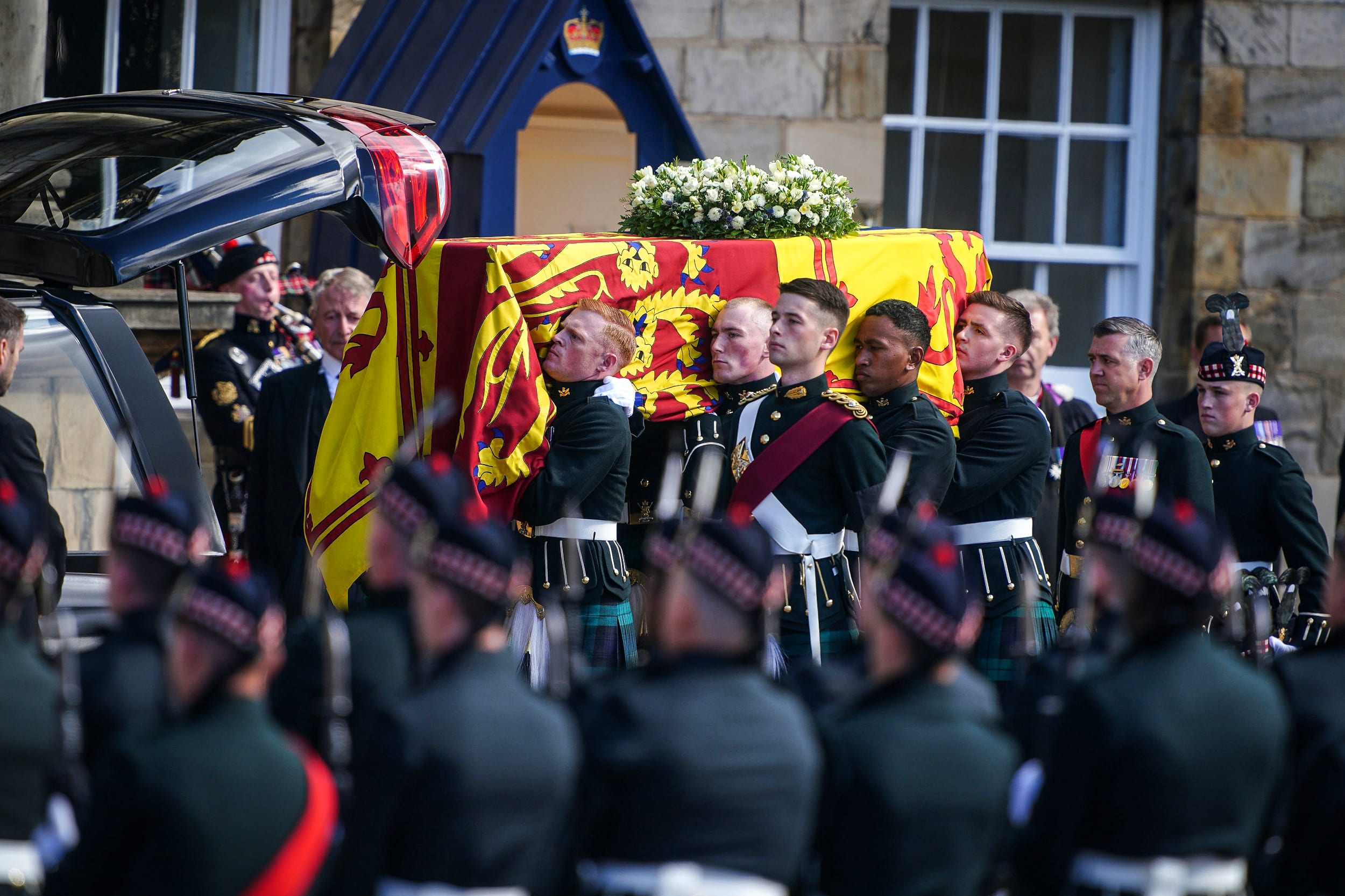 Image: Procession Of Her Majesty The Queen Elizabeth II's Coffin To St Giles Cathedral