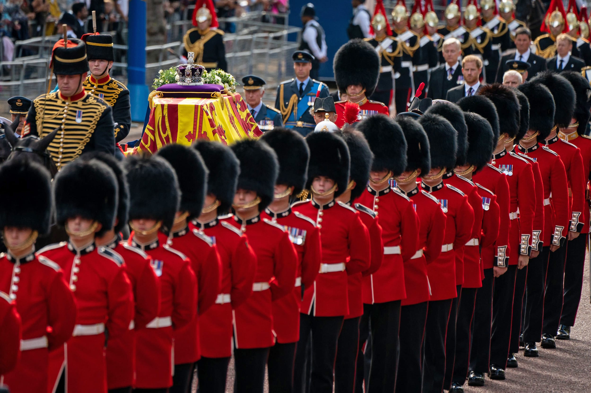 Image: The Coffin Carrying Queen Elizabeth II Is Transferred From Buckingham Palace To The Palace Of Westminster