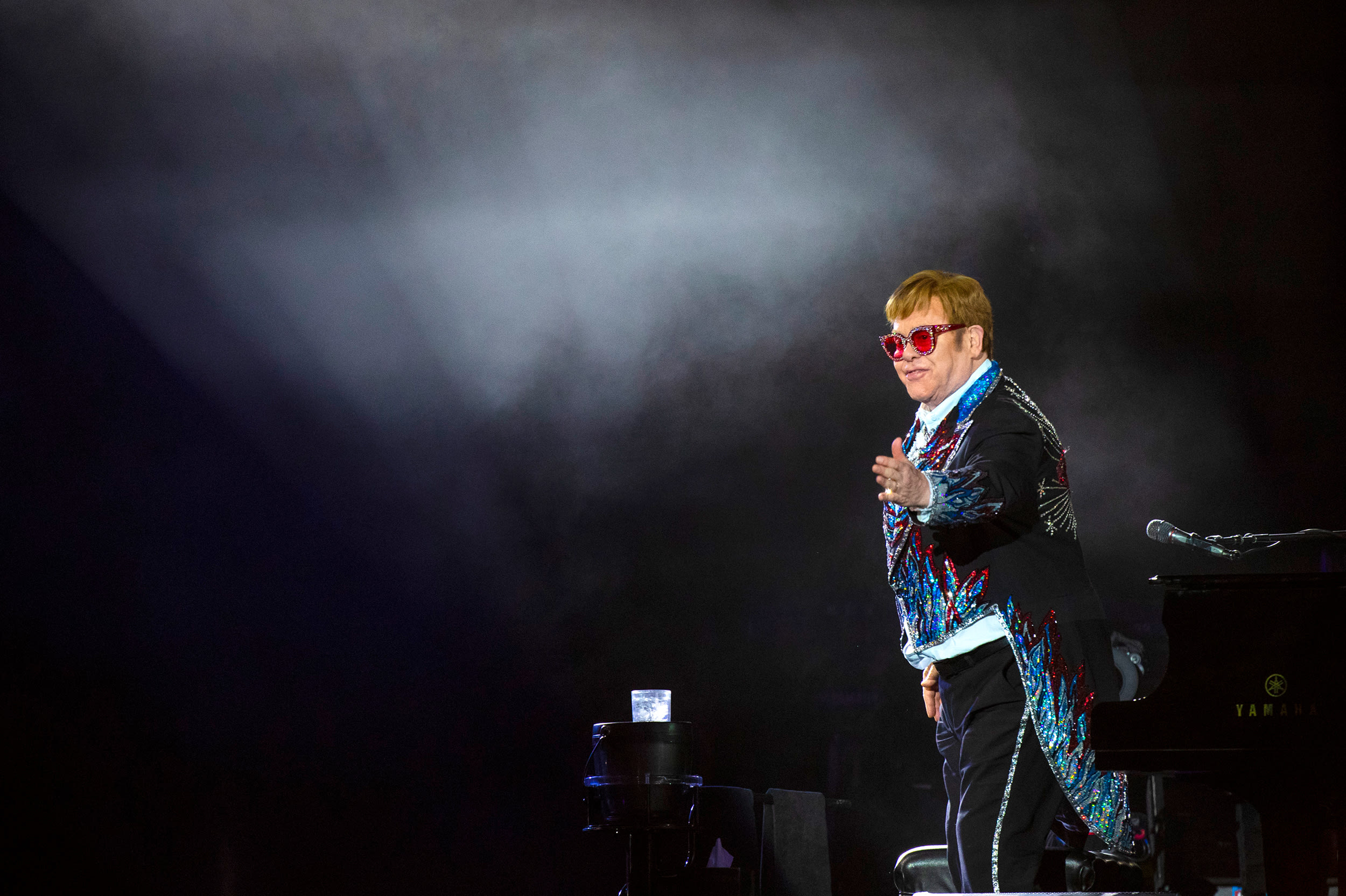Elton John thanks the crowd on the last of 3-night stand