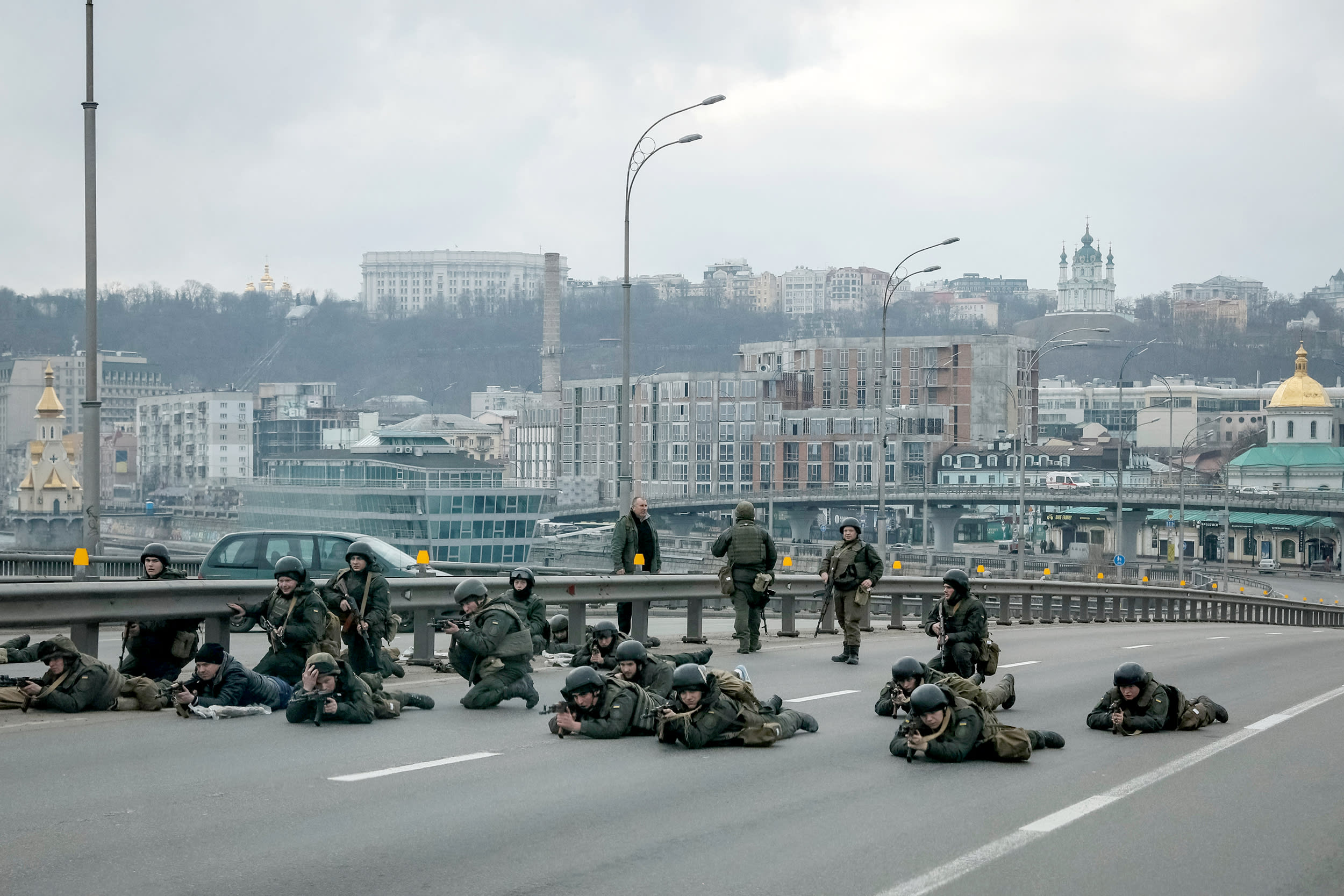 Servicemen of the Ukrainian National Guard take positions in central Kyiv