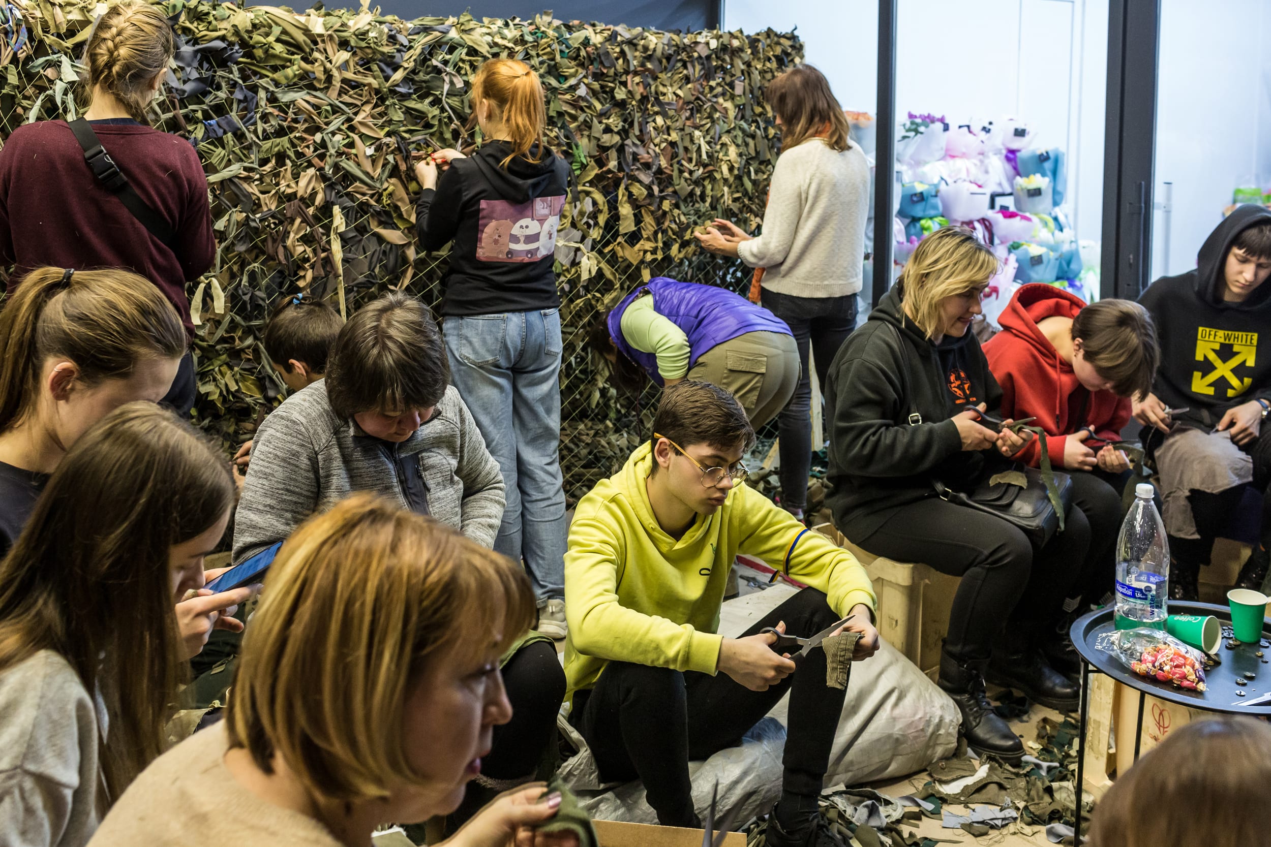 Local residents volunteer to help Ukrainian army and displaced population