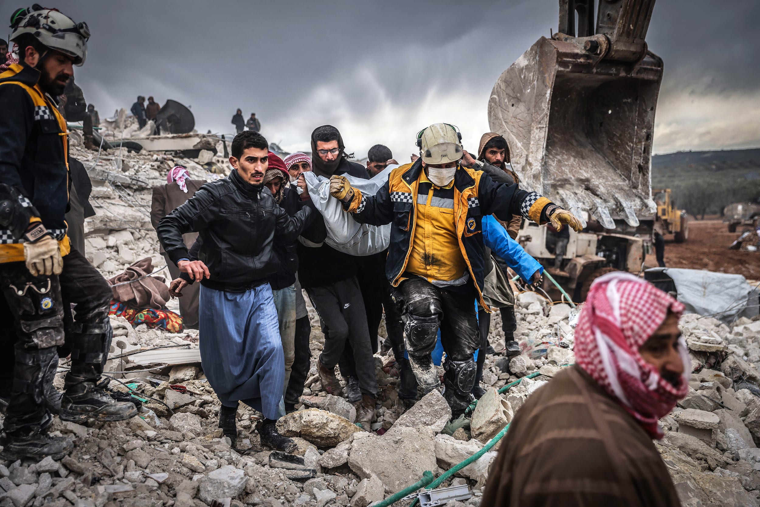 Alamy Live News. 2N1TD27 Harem, Syria. 06th Feb, 2023. Syrian civilians and members of the White Helmets conduct search and rescue operations in the rubble of a collapsed building following a magnitude 7.8 earthquake that hit Syria. Credit: Anas Alkharboutli/dpa/Alamy Live News This is an Alamy Live News image and may not be part of your current Alamy deal . If you are unsure, please contact our sales team to check.