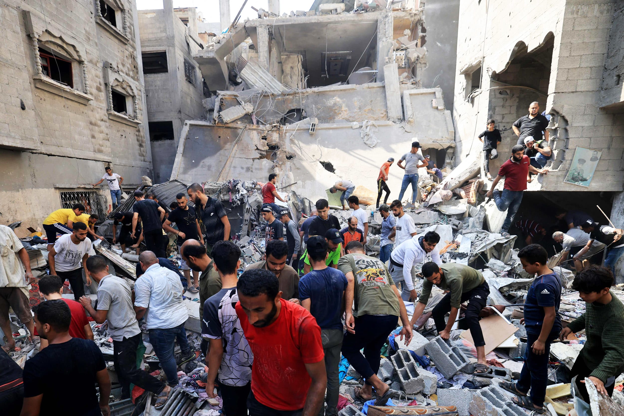 Palestinians look for survivors followingan Israeli air strike on the southern Gaza Strip