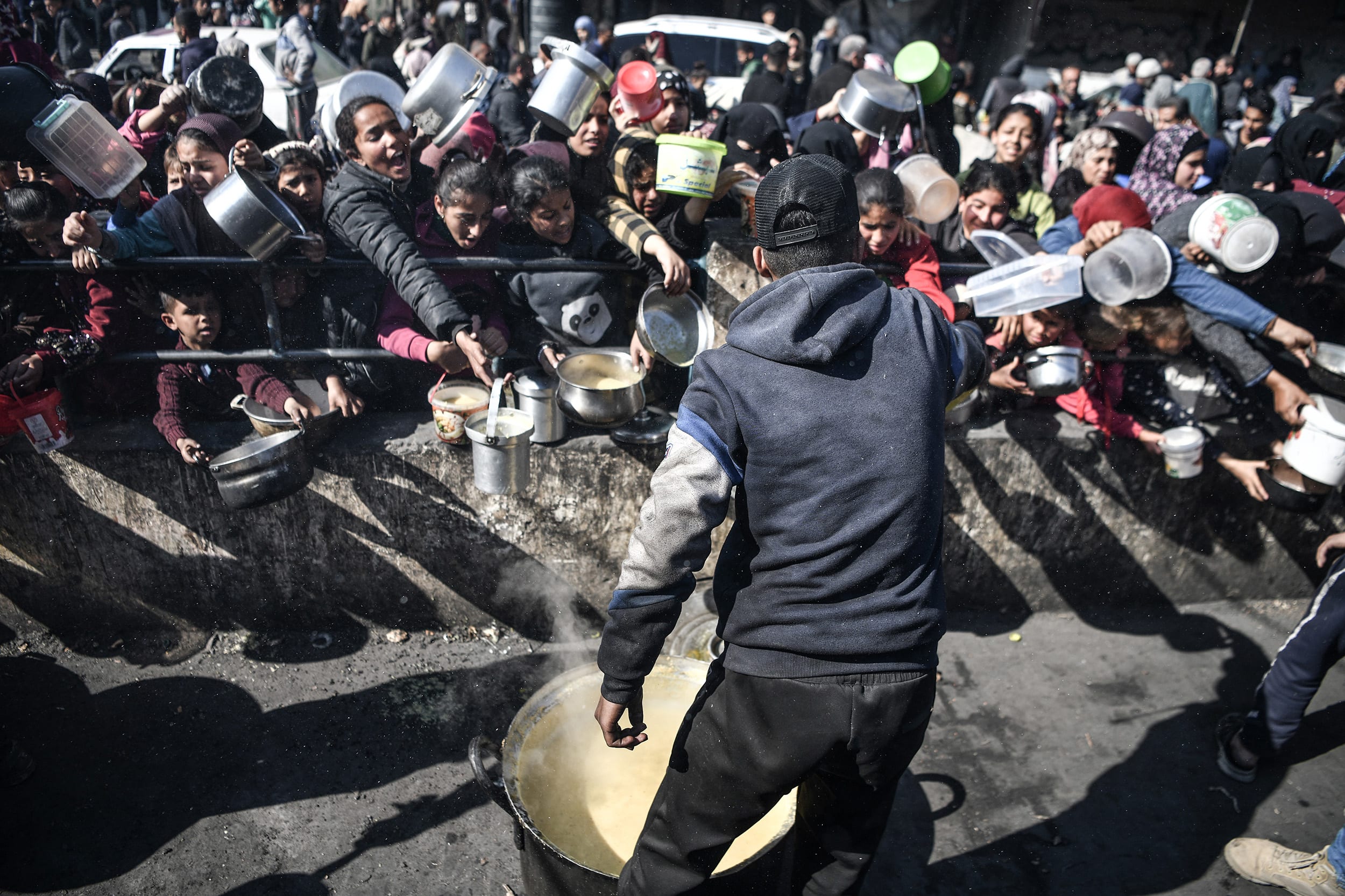 Palestinians in Gaza queue for hours for food