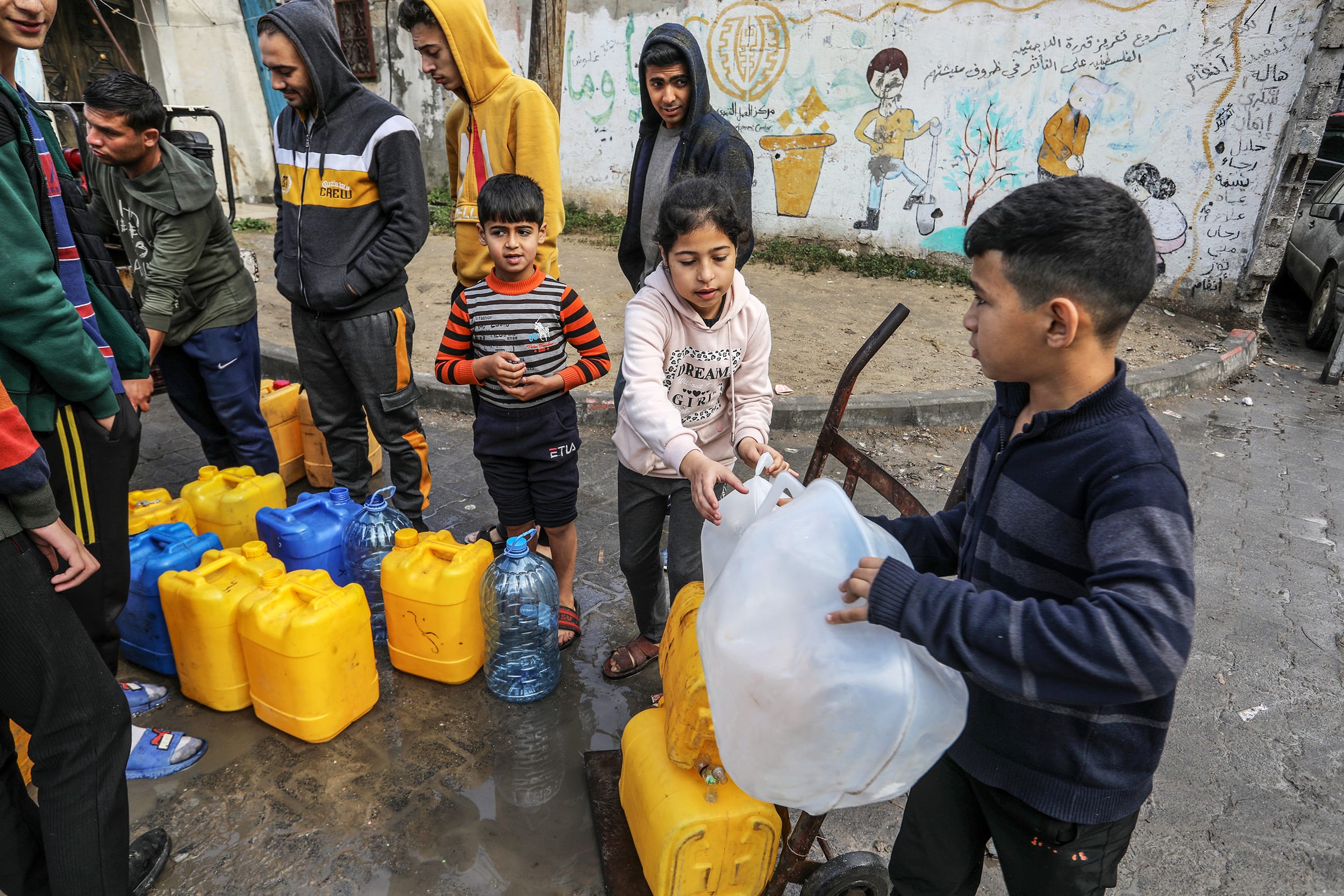 The humanitarian crisis in the Gaza Strip, which has been subjected to intense attacks by the Israeli army, is deepening. Children carry jerry cans filled with water even though they are heavy. 
