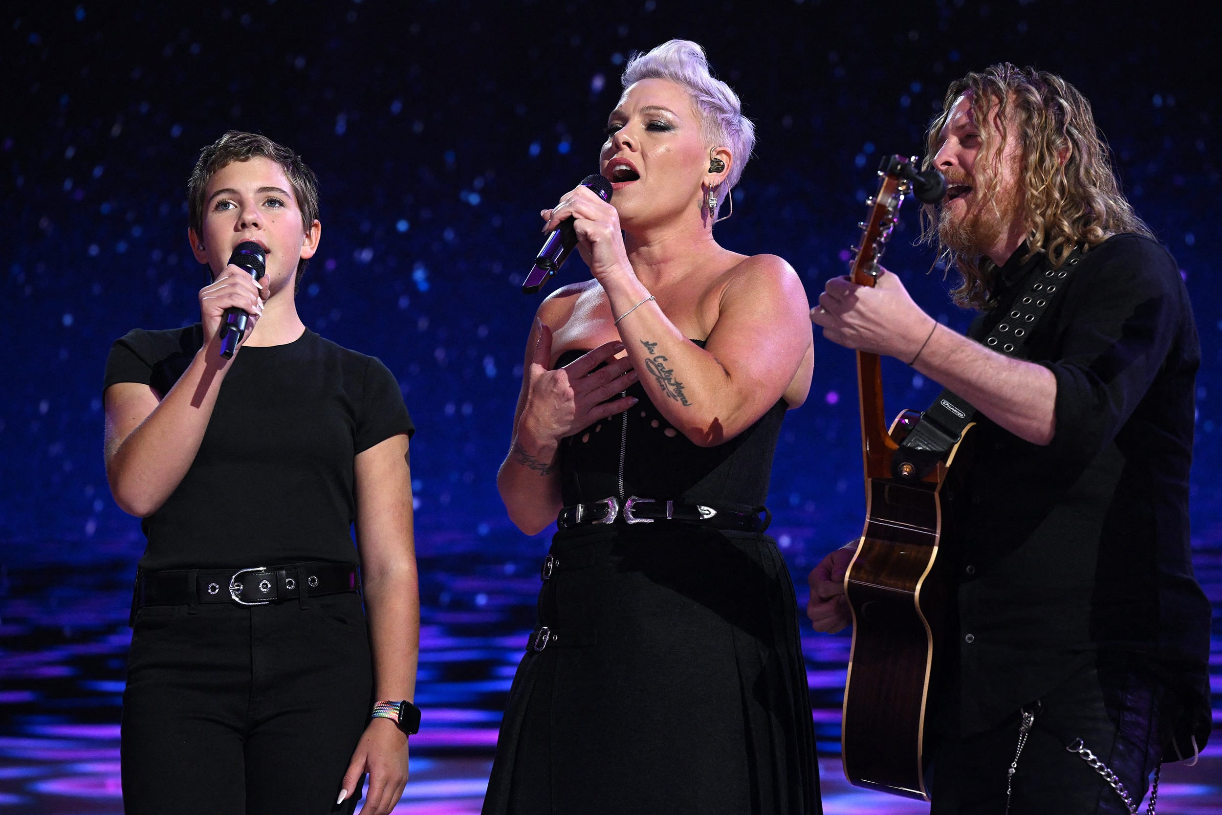 Pink and her daughter Willow perform