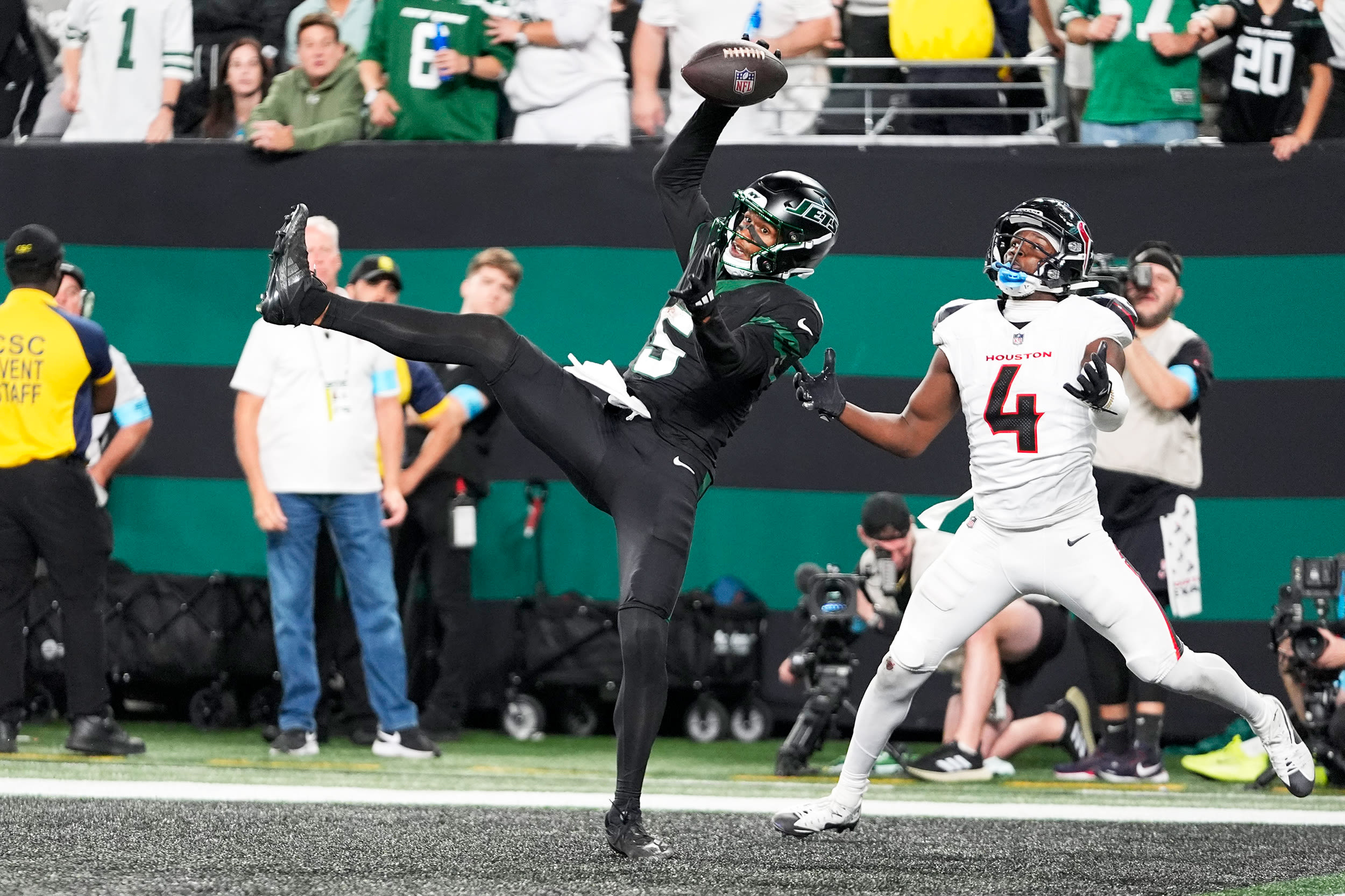 Image: garrett wilson nfl jets football touchdown catch