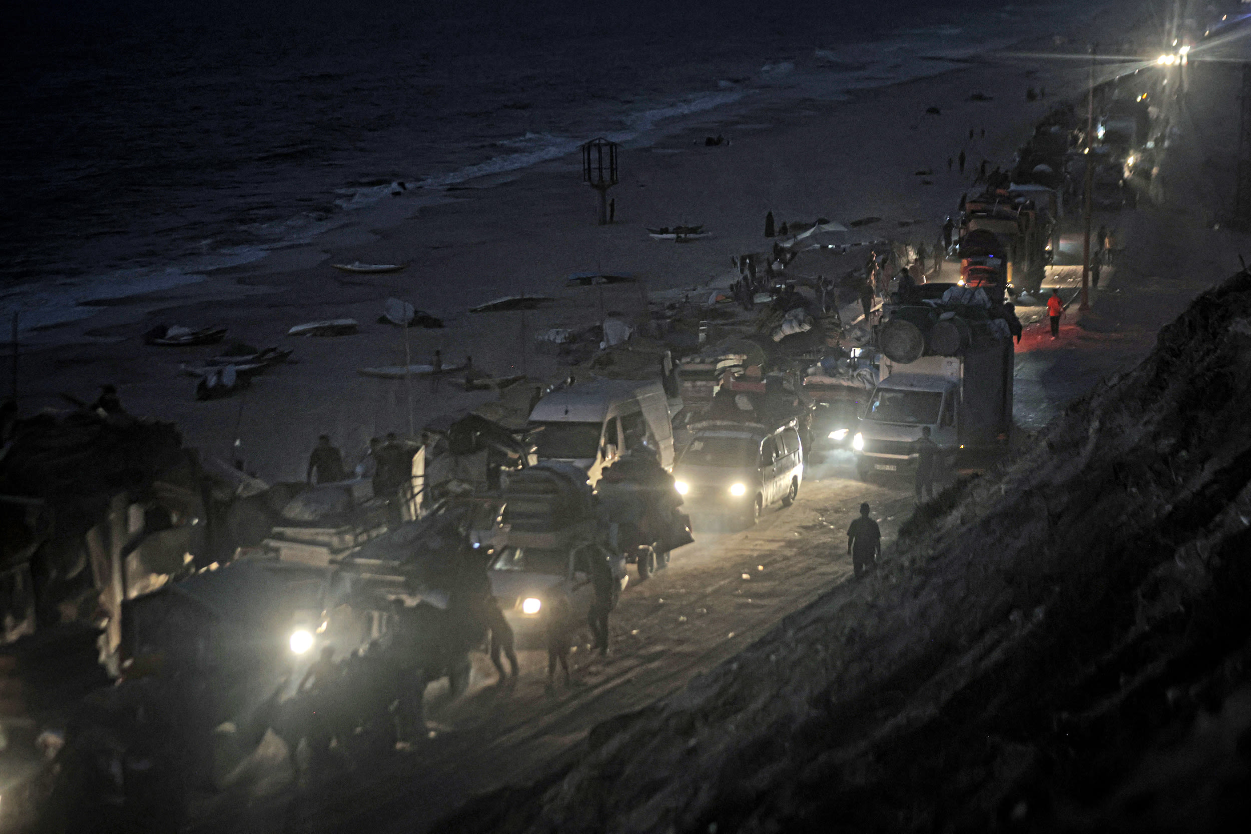 Palestinians flee northern Gaza southward amid Israeli attacks