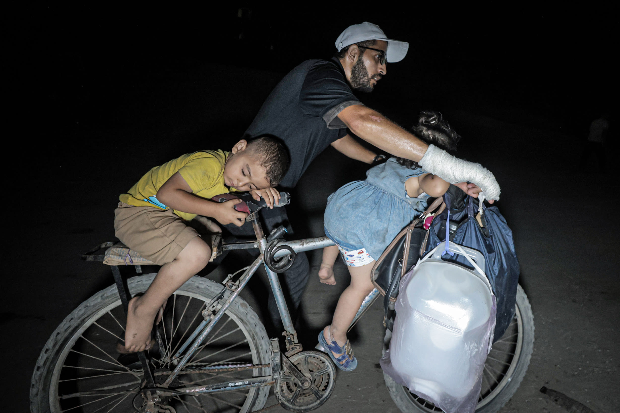 Palestinians flee northern Gaza southward amid Israeli attacks