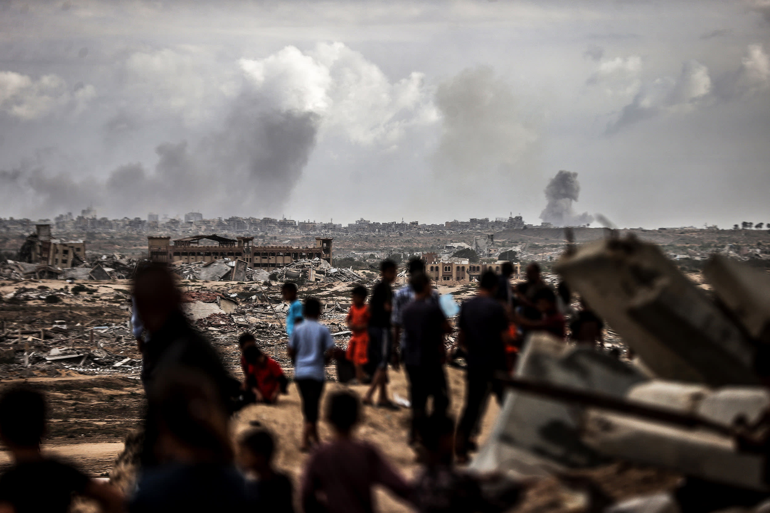 Smoke rises from southern Gaza despite expected ceasefire