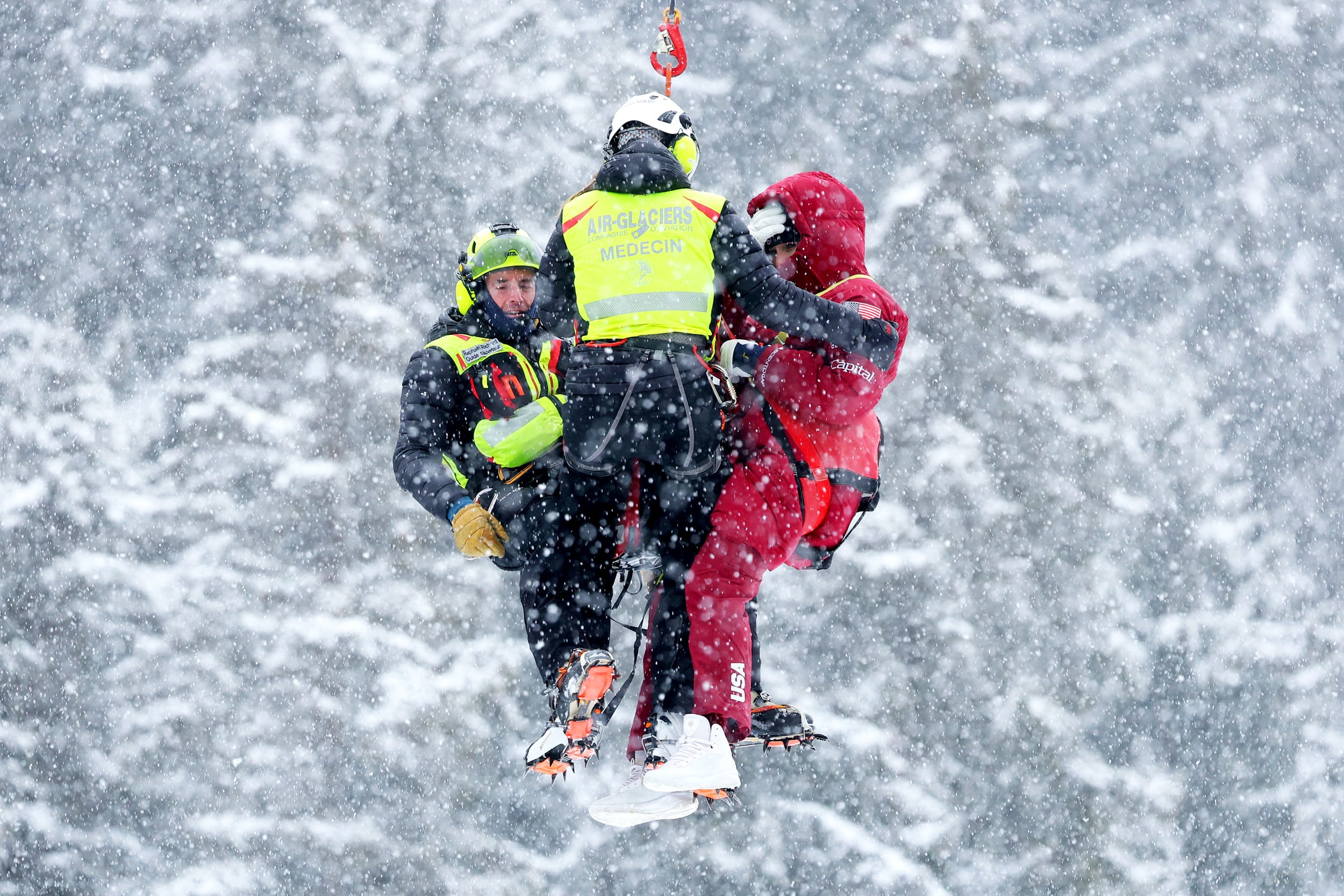 Lindsey Vonn being airlifted to the hospital