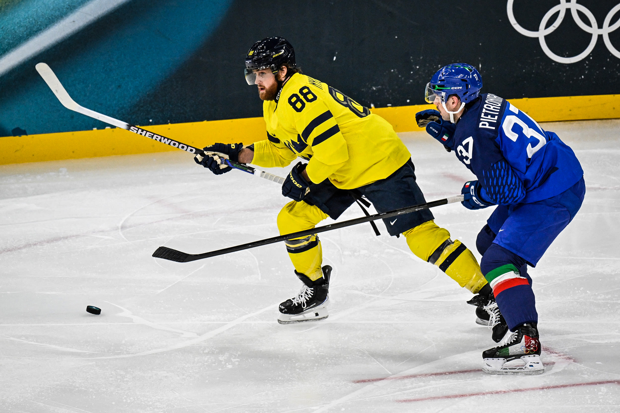 Image: Sweden's #88 William Nylander fights for the puck with Italy's #37 Phil Pietroniro