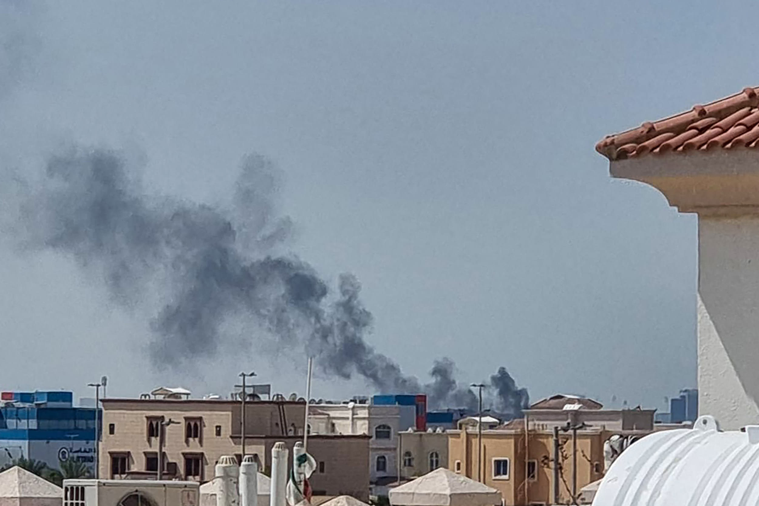 İran füzeleri, 28 Şubat'ta zengin Körfez ülkelerinin başkentlerini vurdu ve en az bir kişi öldü. Bu saldırı, daha geniş bir çatışmayı tetikleme tehdidi oluşturan ABD ve İsrail saldırısına misilleme olarak gerçekleşti. Savunma Bakanlığı'na göre, Birleşik Arap Emirlikleri'nin başkenti Abu Dabi'de düşen enkaz parçalarının isabet etmesi sonucu bir sivil hayatını kaybetti.