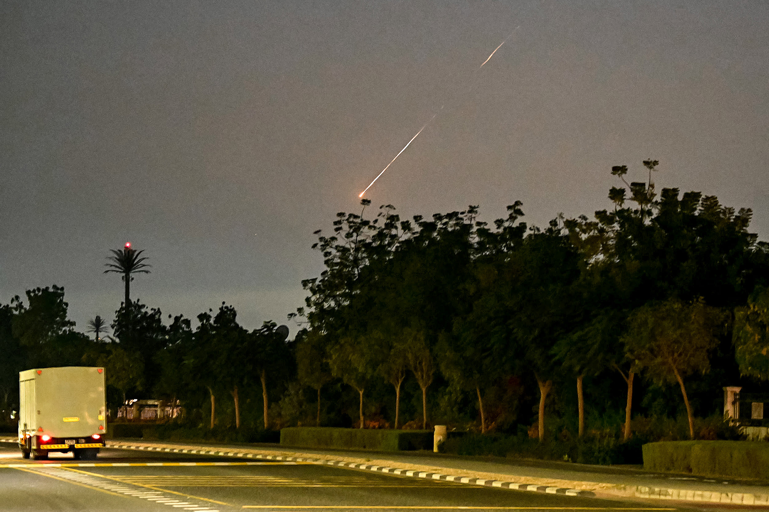 Dubai üzerine bir cisim düştü.