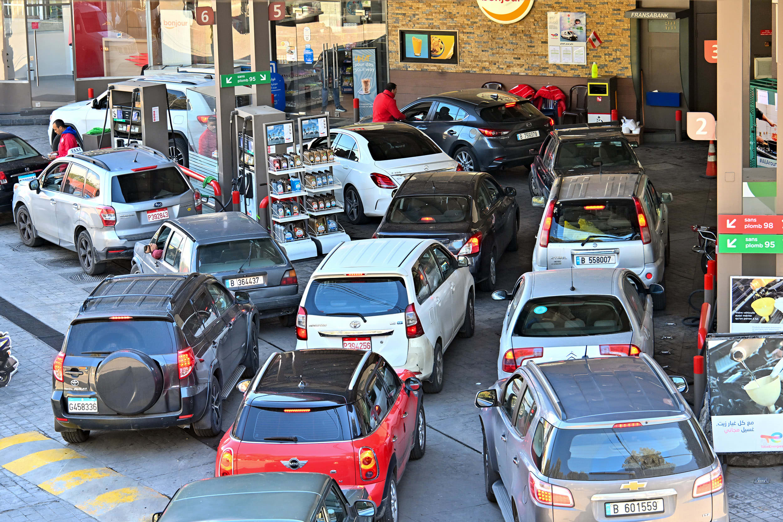 Bölgesel gerginliğin tırmanmasıyla birlikte Beyrut'taki benzin istasyonlarında uzun kuyruklar oluştu.