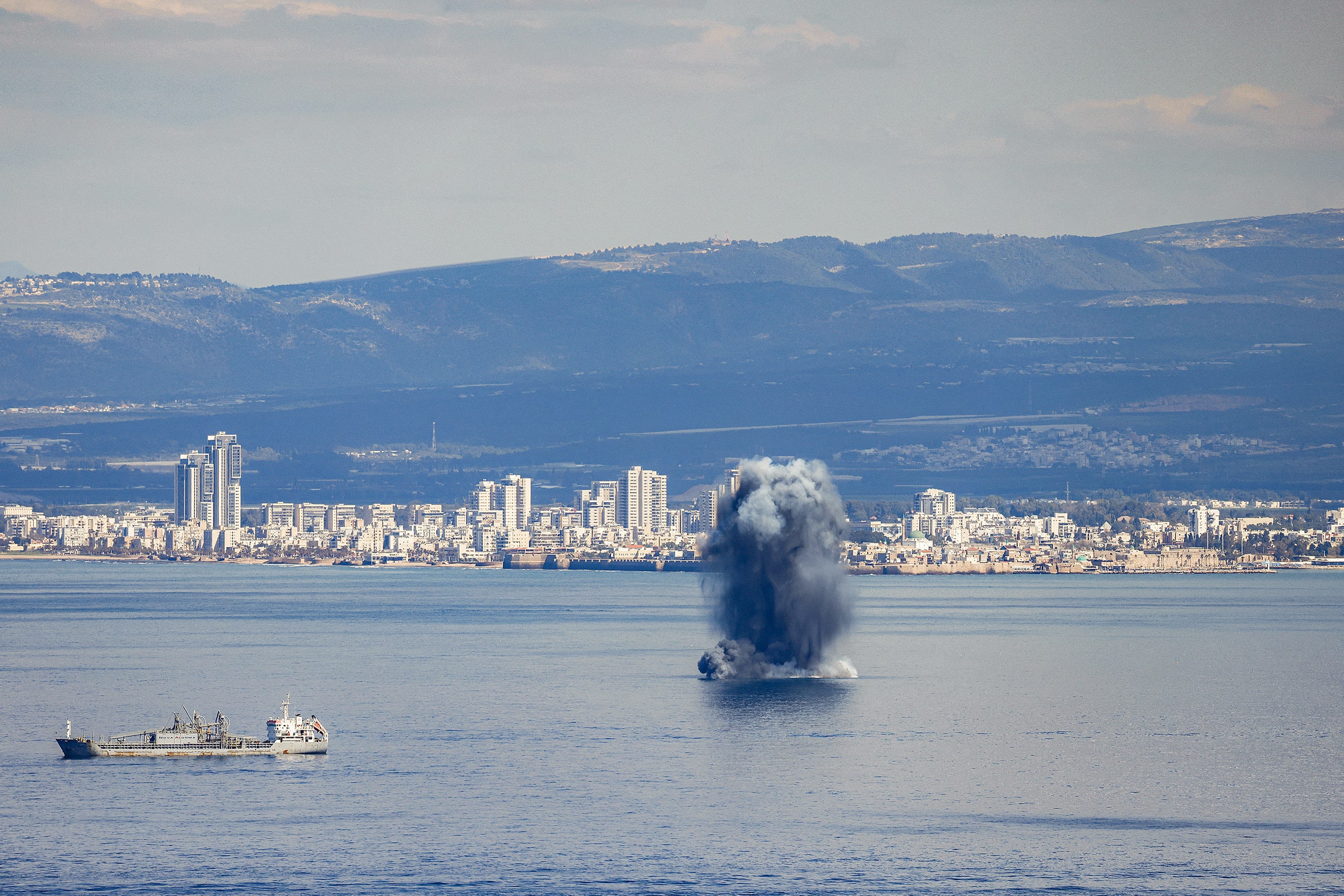 Amerika Birleşik Devletleri ve İsrail, 28 Şubat'ta İran'a karşı hava saldırıları düzenledi; İsrail'in kamu yayın kuruluşu, saldırıların dini lider Ayetullah Ali Hamaney'i hedef aldığını bildirdi. İslam Cumhuriyeti ise Körfez ülkelerine ve İsrail'e füze saldırılarıyla karşılık verdi.
