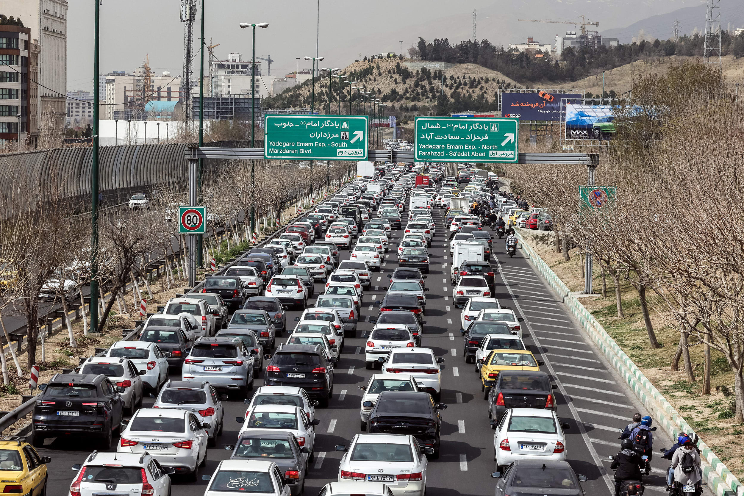 Amerika Birleşik Devletleri ve İsrail, 28 Şubat'ta İran'a karşı hava saldırıları düzenledi; İsrail'in kamu yayın kuruluşu, saldırıların dini lider Ayetullah Ali Hamaney'i hedef aldığını bildirdi. İslam Cumhuriyeti ise Körfez ülkelerine ve İsrail'e füze saldırılarıyla karşılık verdi.