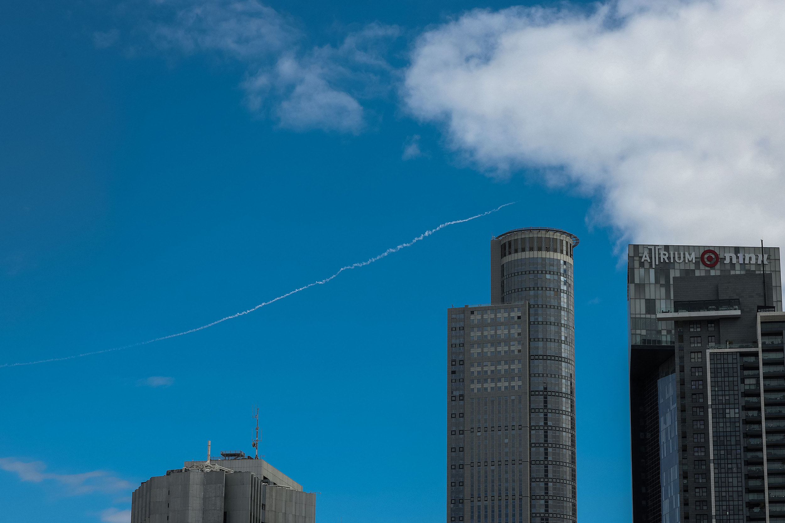 İsrail ordusu, ABD ile koordineli olarak İran'a düzenlediği saldırıların düzinelerce askeri tesisi hedef aldığını ve müttefikler arasında aylar süren ortak planlamanın sonucu olduğunu söyledi.