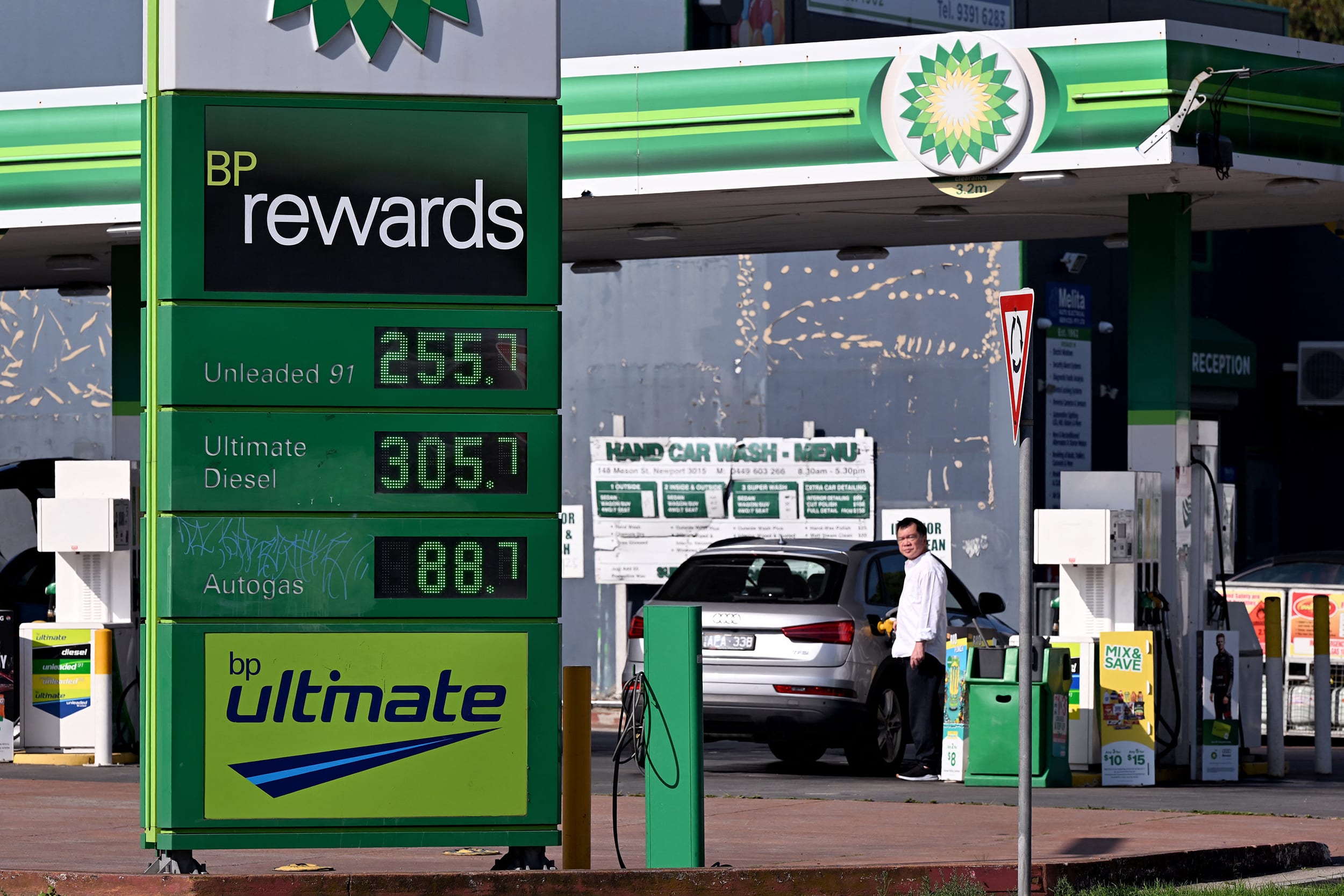 Image: AUSTRALIA-ECONOMY-MARKETS-OIL