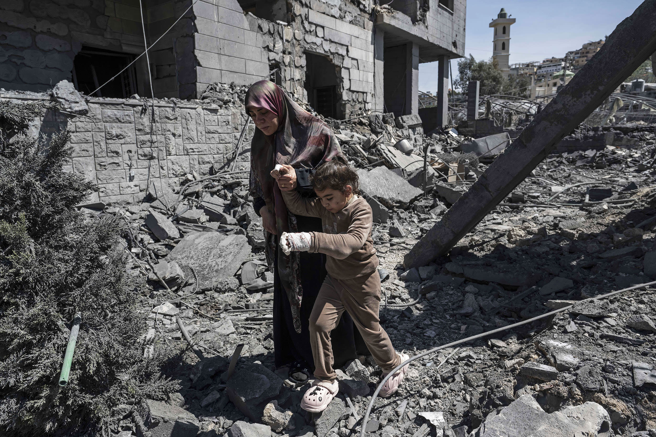 Israeli airstrike hits Sakesakiye: 4 Killed and Multiple Buildings Destroyed in Southern Lebanon