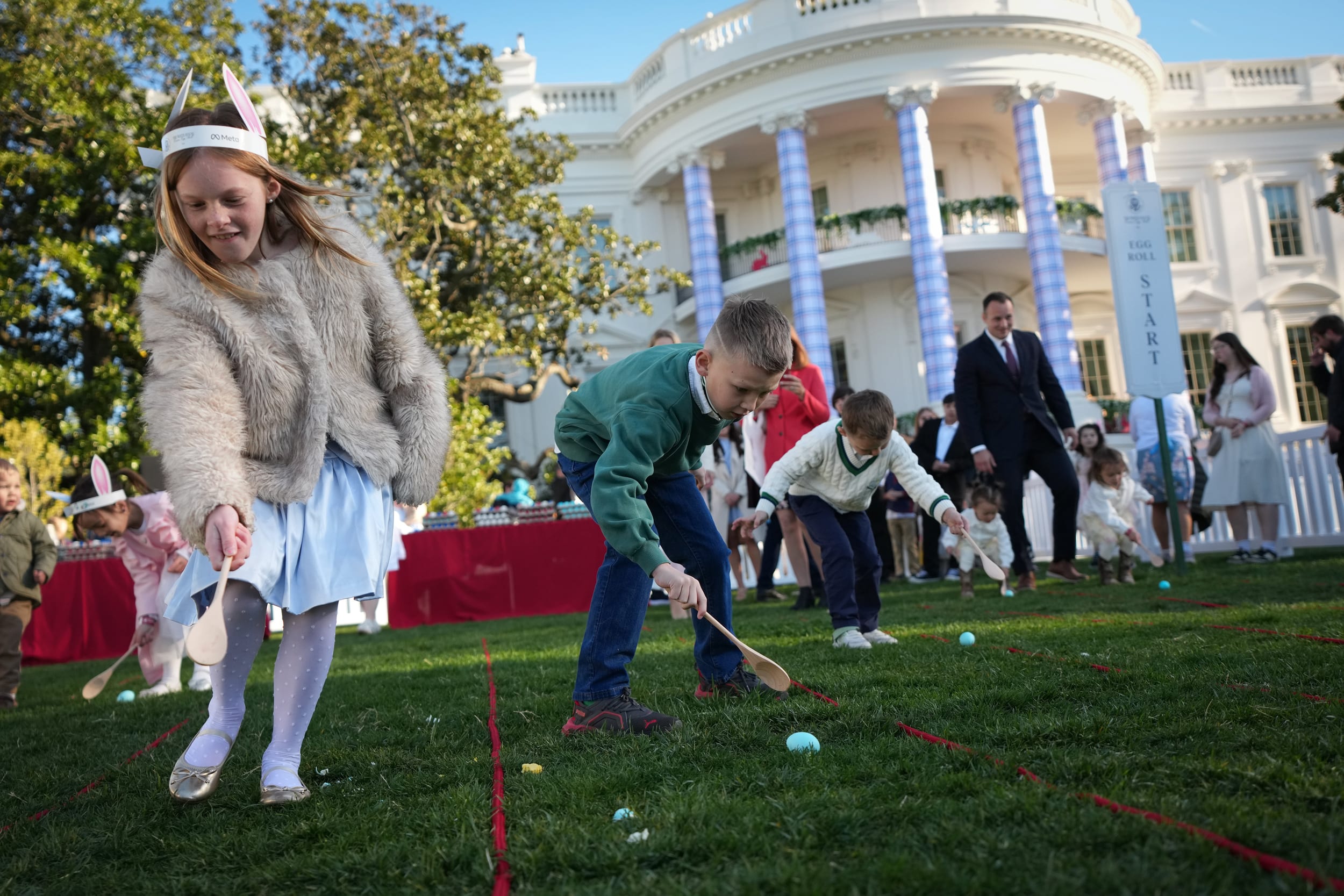 Image: The Trumps Host Children For The White House Easter Egg Roll
