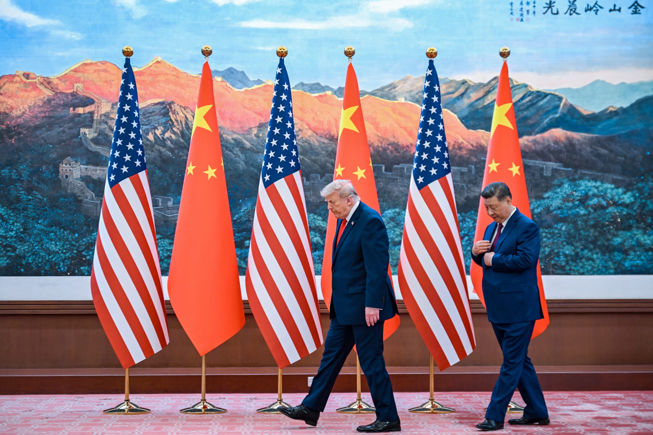 China's President Xi Jinping (R) receives US President Donald Trump