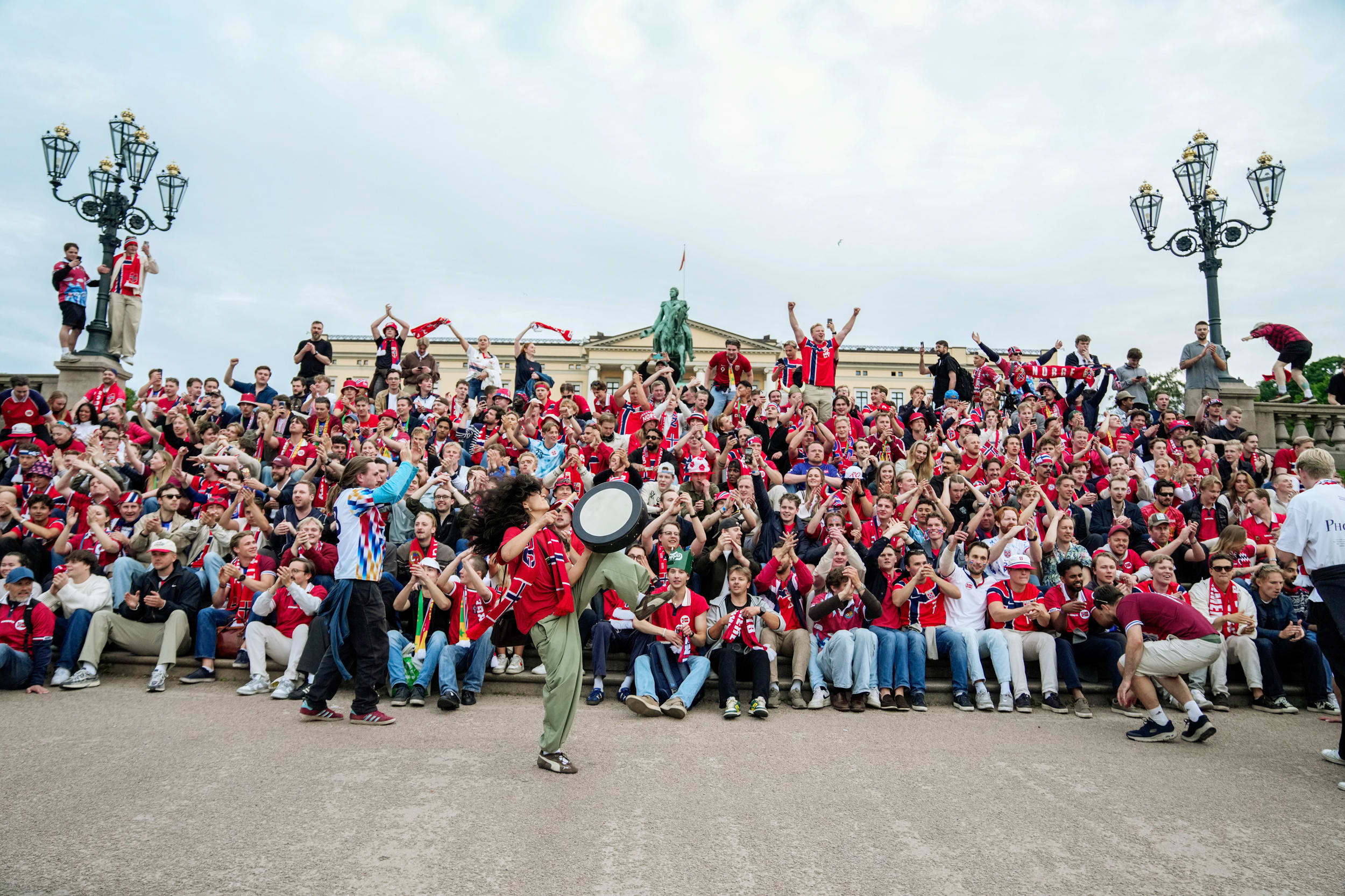 Norwegian supporters celebrate in front of the Royal Palace in Oslo on June 23, 2026, after Norway's victory in the World Cup against Senegal.