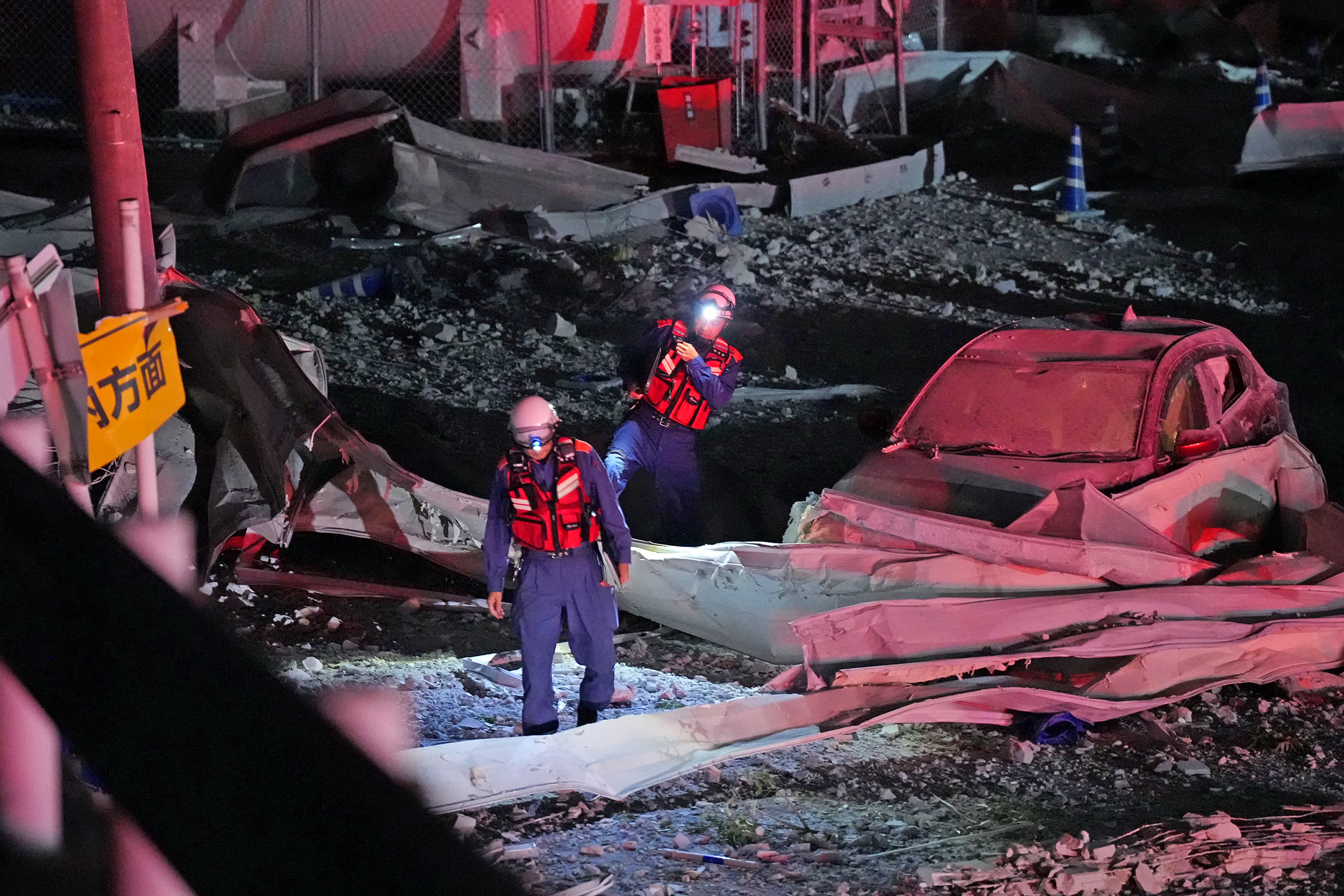 Explosion at AEON Mall after M 7.1 quake in Kyushu region, Japan