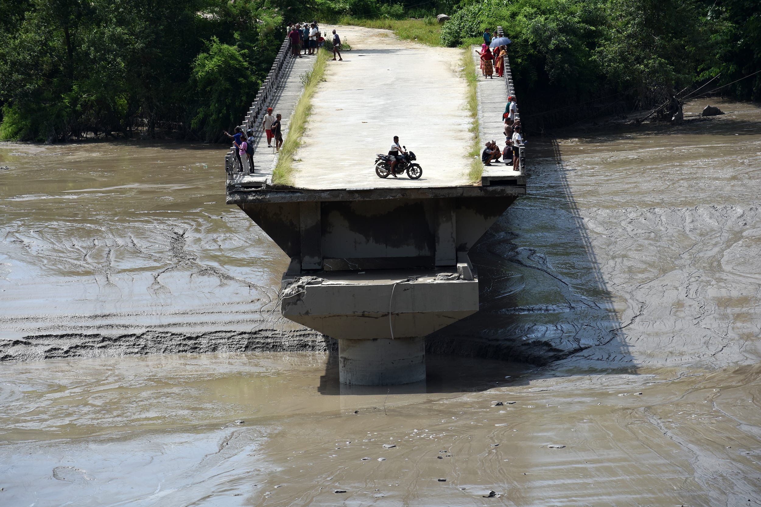 Flash flood from China hits Nepal