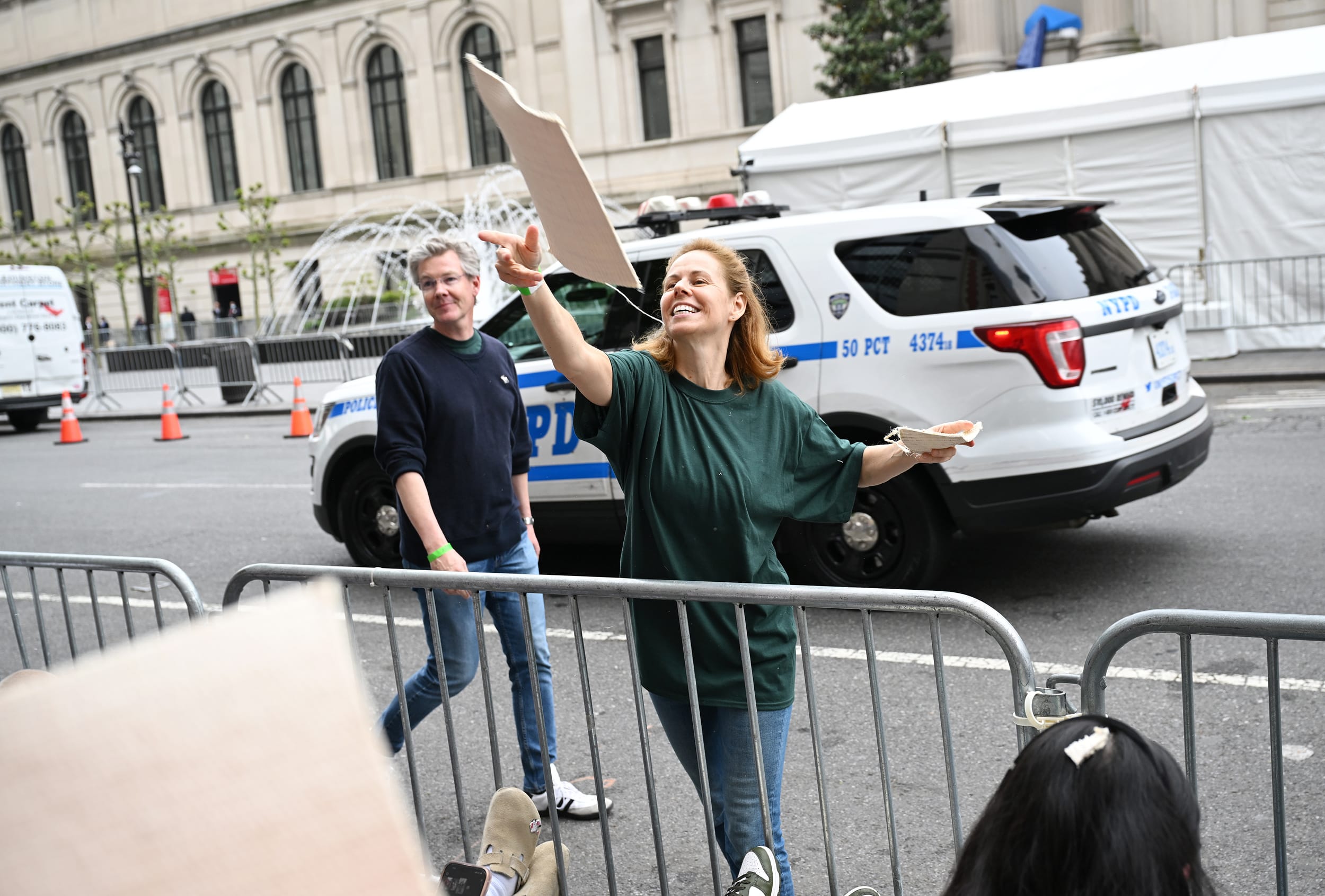 Met Gala employee throw a piece of carpet to onlookers