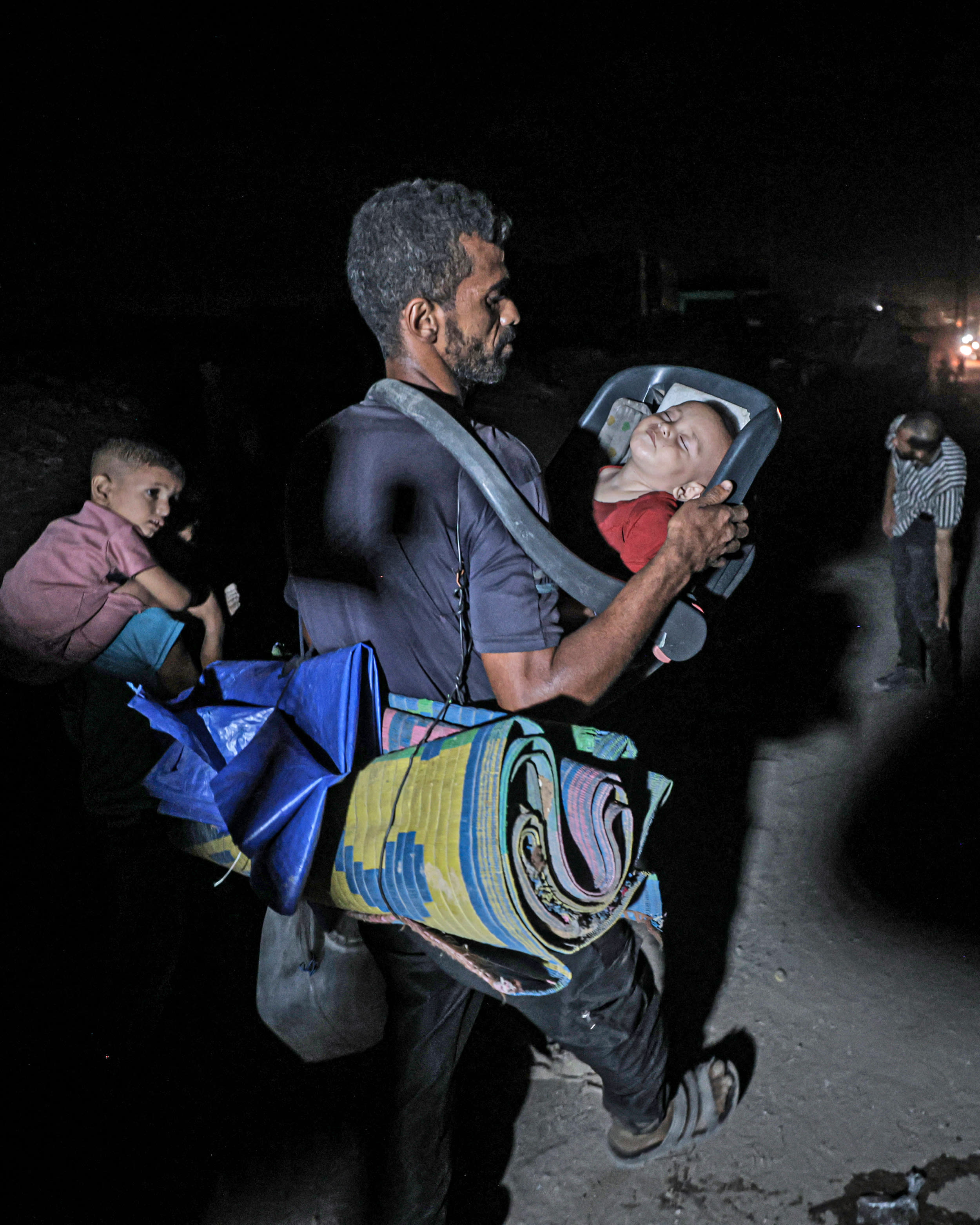 Palestinians flee northern Gaza southward amid Israeli attacks
