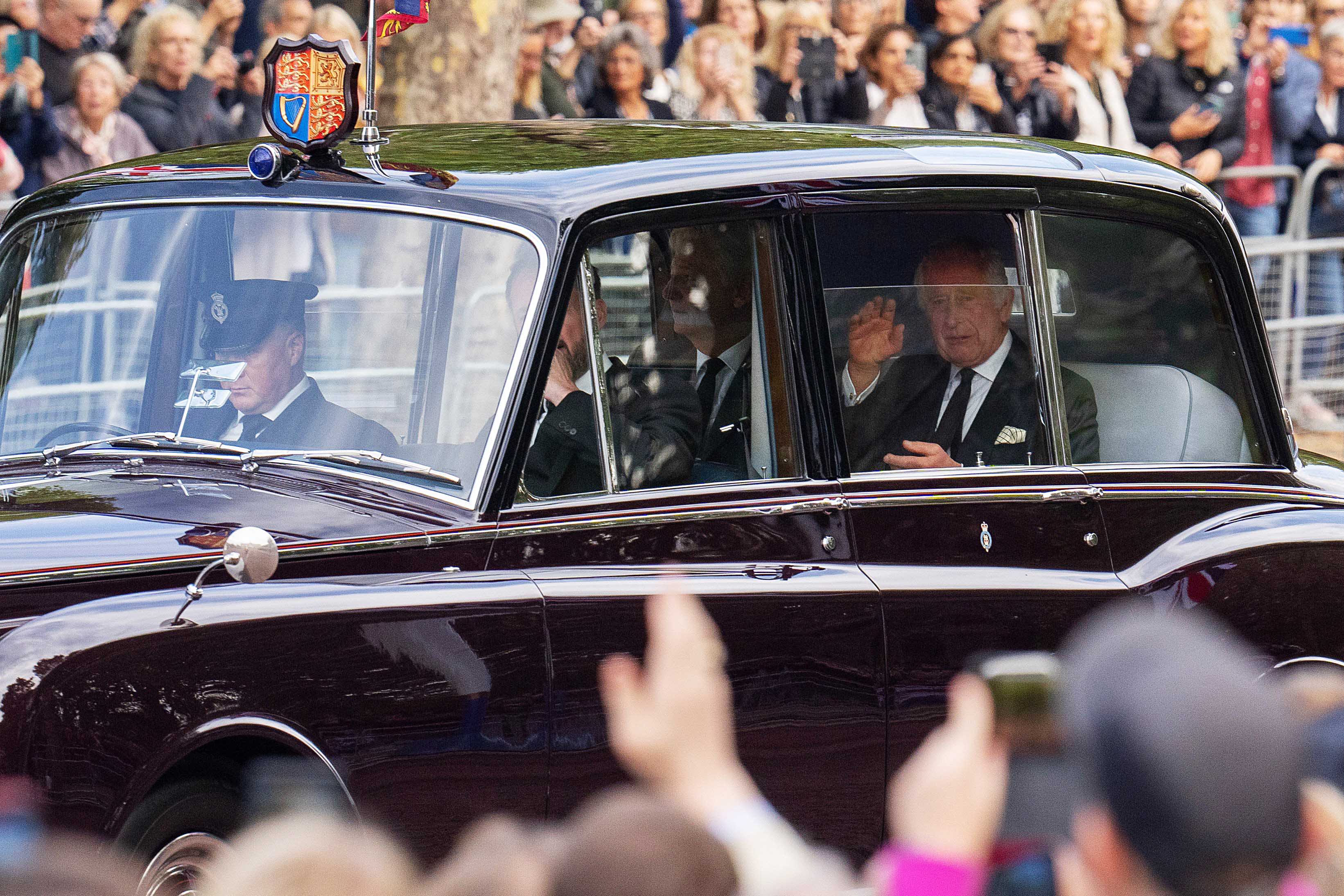 Image: The Coffin Carrying Queen Elizabeth II Is Transferred From Buckingham Palace To The Palace Of Westminster