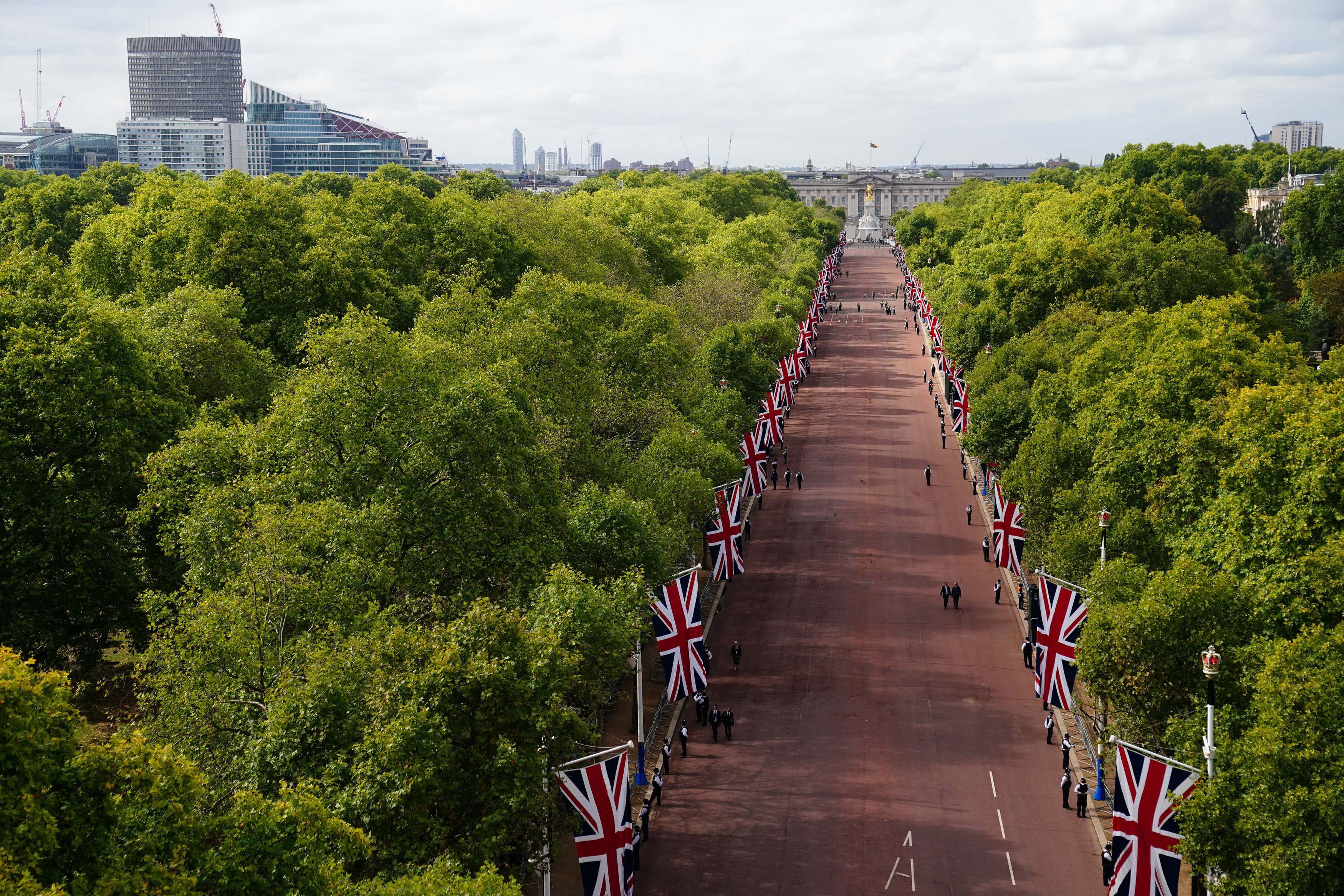 Image: The Coffin Carrying Queen Elizabeth II Is Transferred From Buckingham Palace To The Palace Of Westminster