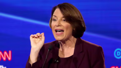 Klobuchar calls Warren's health care plan 'a pipe dream'