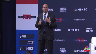 Sen. Booker addresses mother of shooting victim