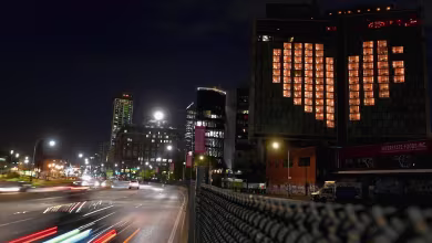 New Yorkers sing 'Lean On Me' to honor workers on the coronavirus front line