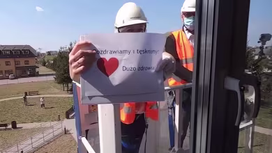 Cherry pickers beat coronavirus lockdown for care home residents