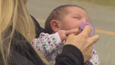 Mother travels to the U.S.-Canadian border to introduce newborn to parents